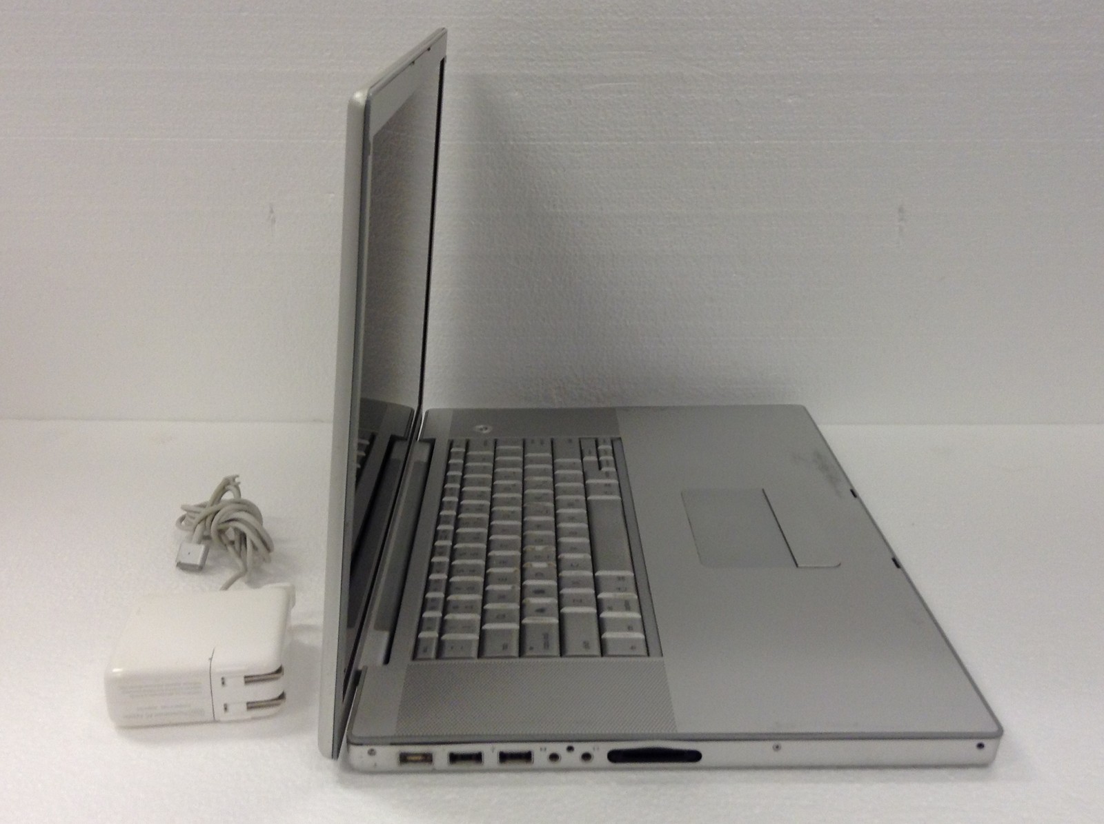 Apple MacBook Pro A1229 17″ Laptop Core 2 Duo 2.4GHz 4GB AC Power Adapter AS-IS
