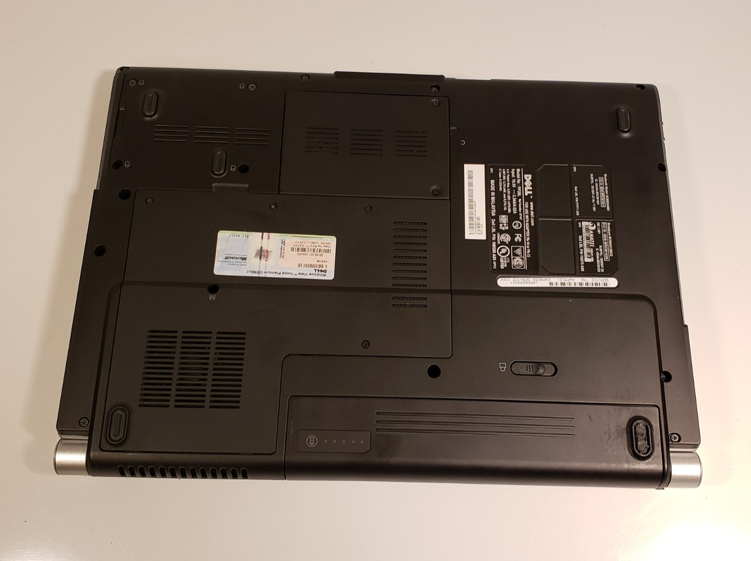 Dell XPS M1530 Notebook 4GB RAM, 250GB SSD, Slot DVD-RW w/AC Adapter & Case