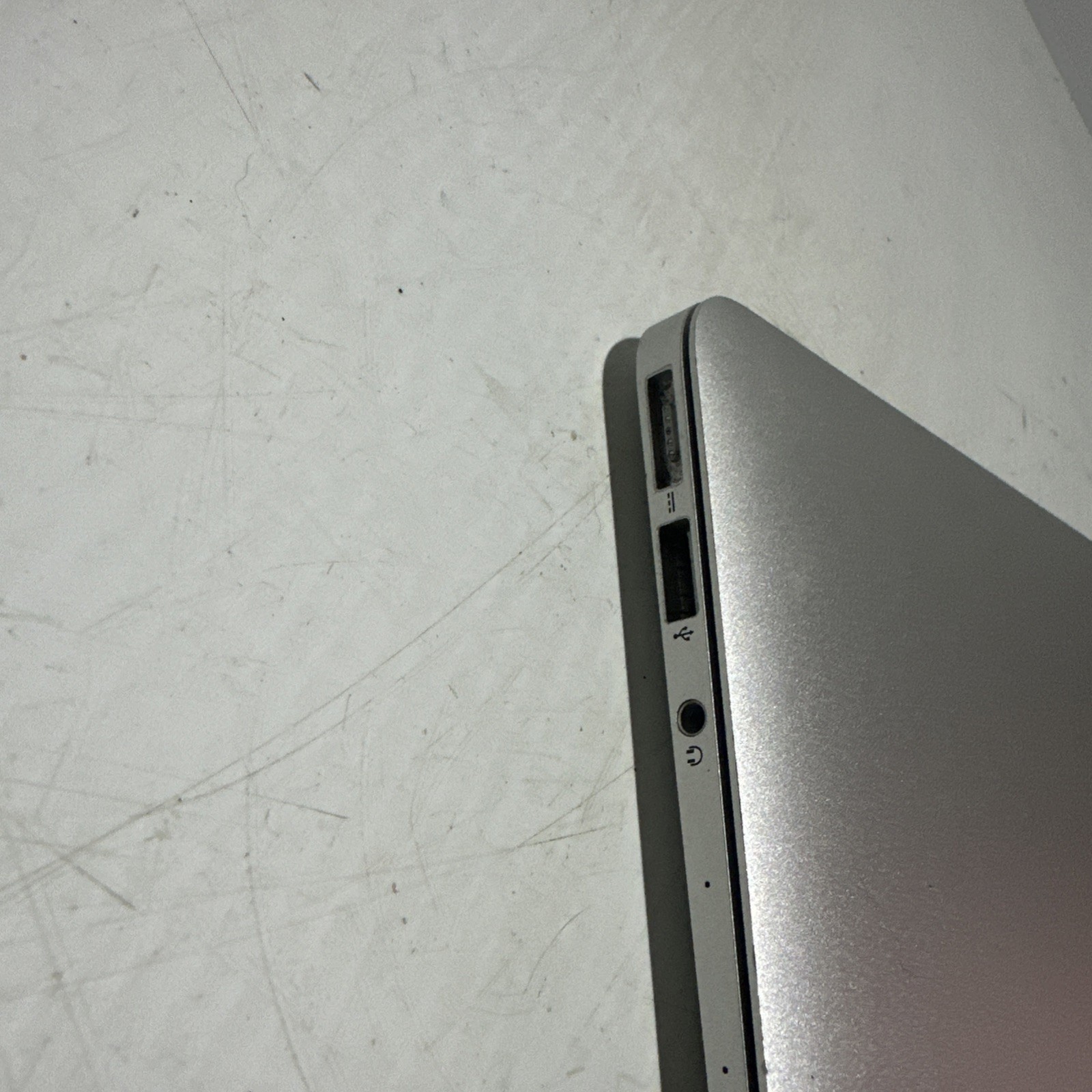 Apple Macbook Air 13″ 2013 Laptop i5-4250u 8gb Ram 251gb SSD High Sierra OS