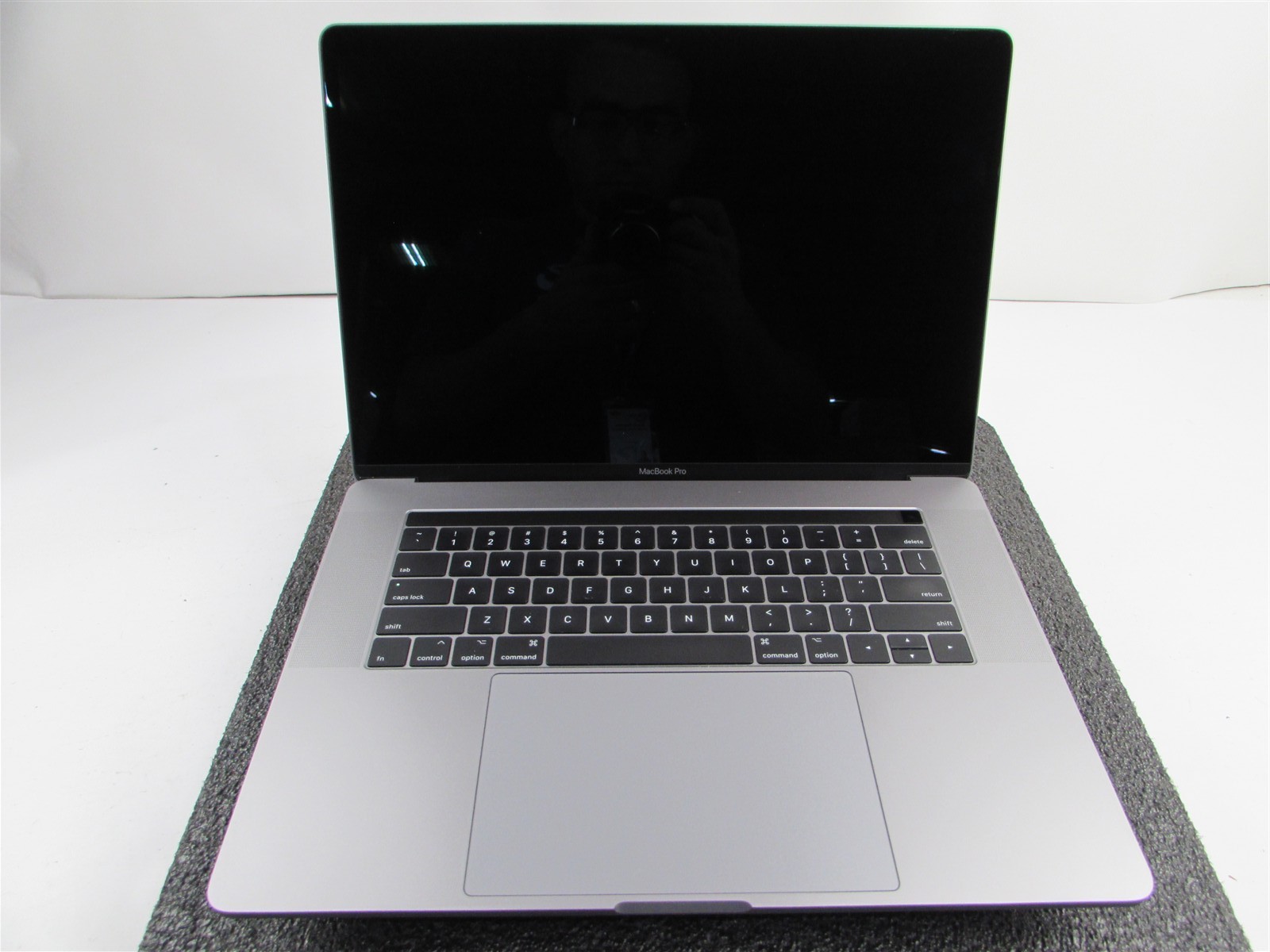 APPLE MACBOOK PRO A1707 2880X1800 I7-7700HQ 256GB SSD 16GB RAM AMD GPU NO O.S