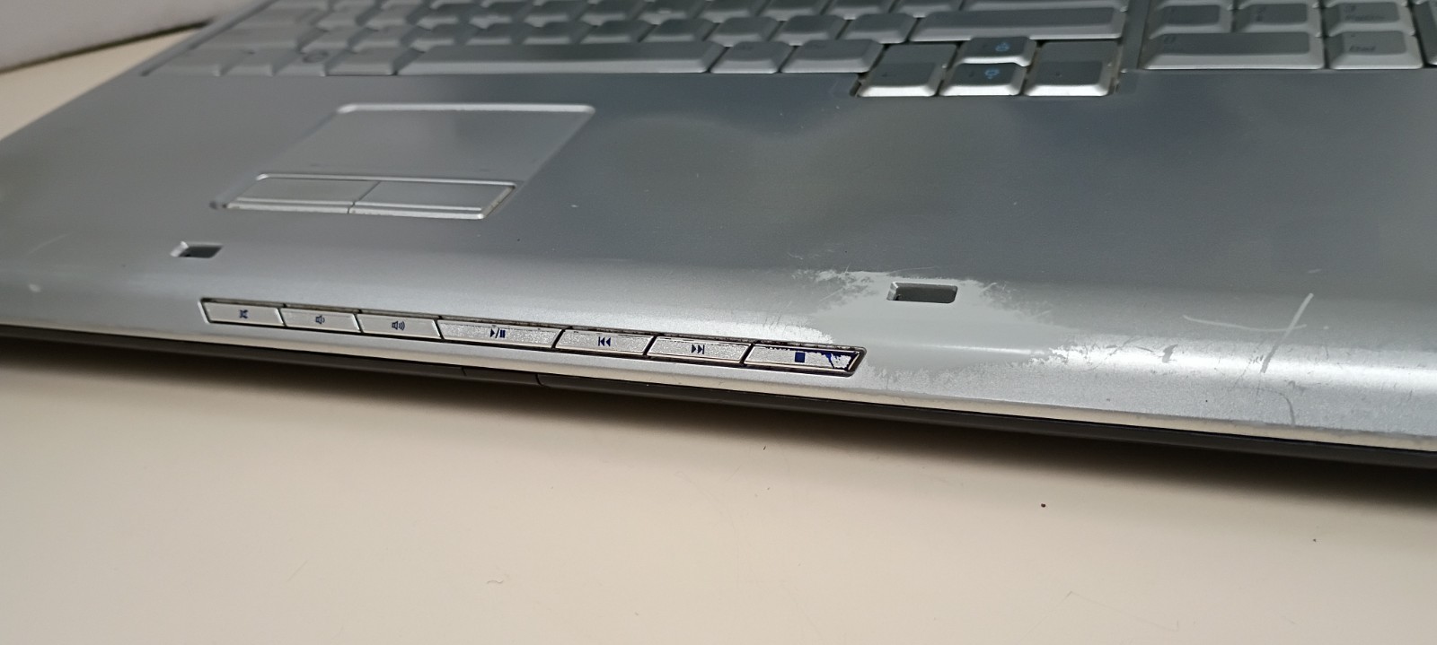 Dell Inspiron 1720 17″ 1440×900 CORE2DUO T7700 2.40GHz 120GB ssd 4GB RAM NO OS