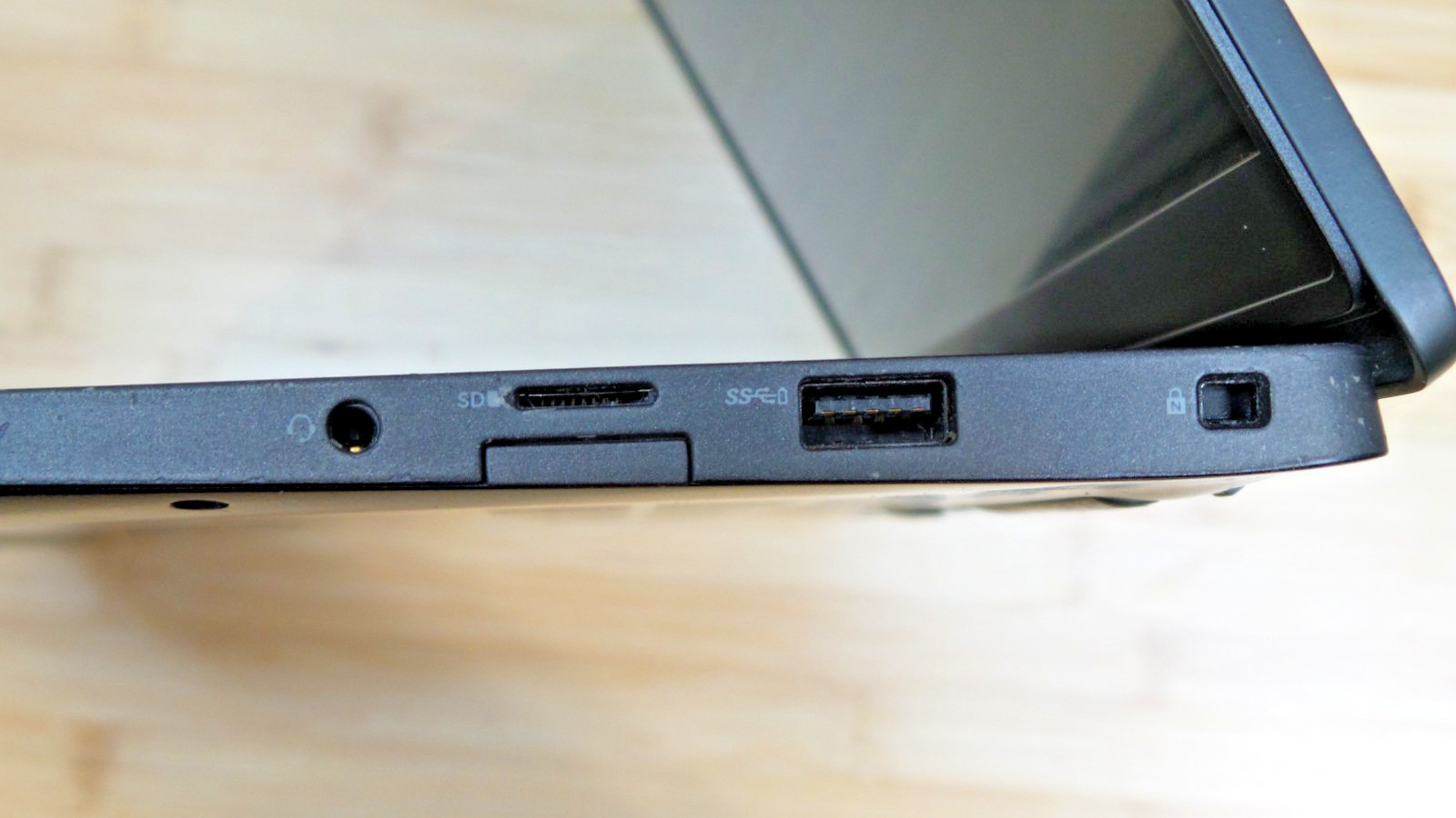 Functional Dell Latitude 7400 | i5-8365U | 4 GB RAM | 256 GB NVMe SSD | PASSWORD