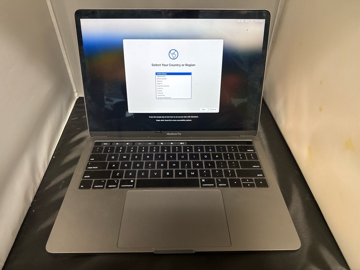 APPLE MACBOOK PRO – A1989 – 13.3″ 8GB Ram 256 GB HD – 2018 2.3 GHz Q (MAD063076)