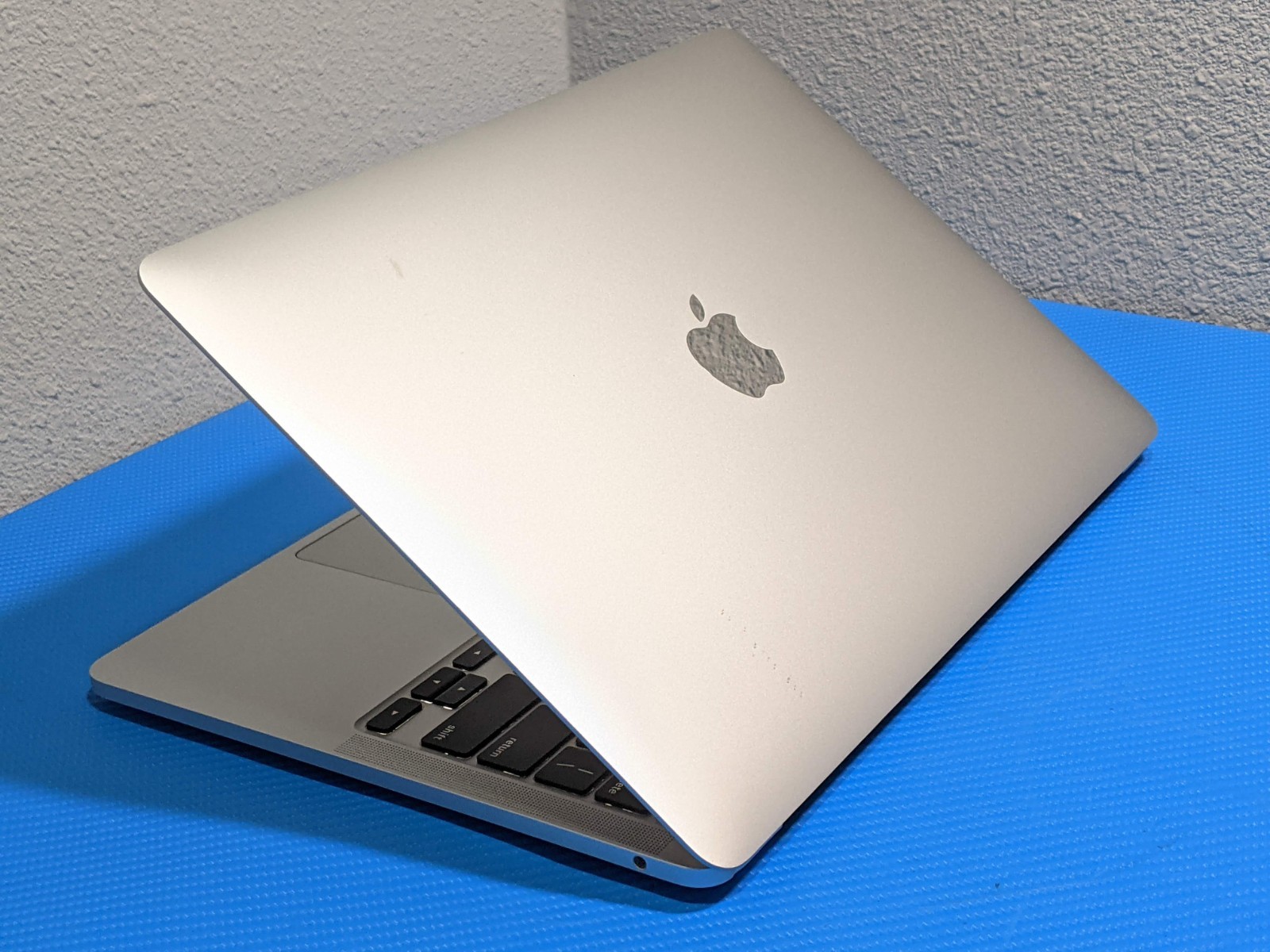 Apple MacBook Pro (2020) 13.3″ A2338 M1 8CPU/8GPU 3.2GHz 16GB 1TB OS Tahoe +PA