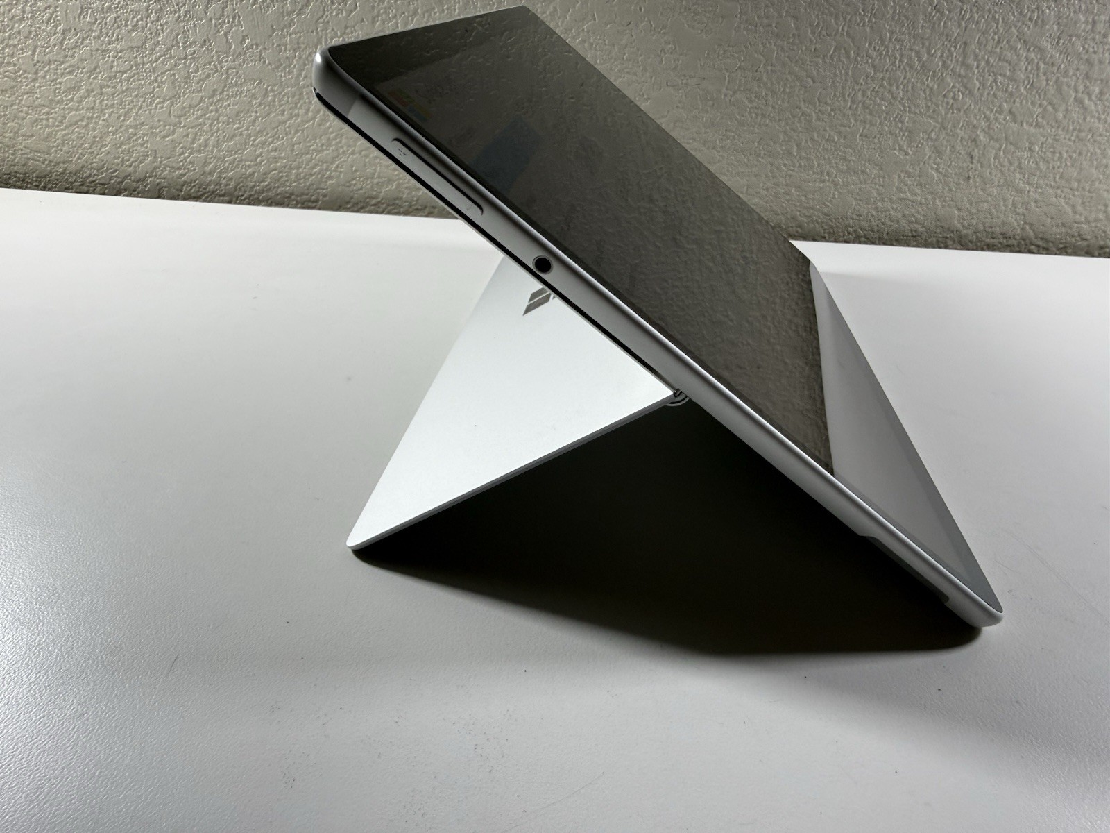 Microsoft Surface Pro 8 (1982) i5-1145G7 – 16GB RAM – 256GB 120Hz – NO OS