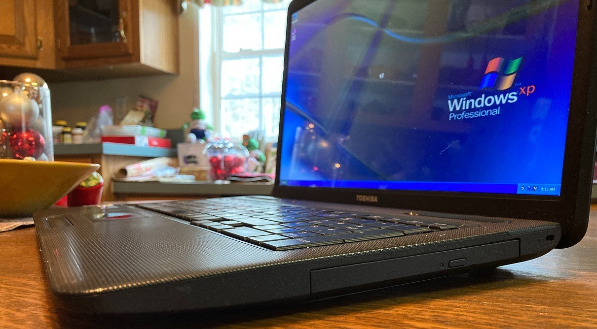 Clean 15.6″ Toshiba C655 Laptop Windows 7 Pro 2.2ghz 8gb 250gb DVDRW