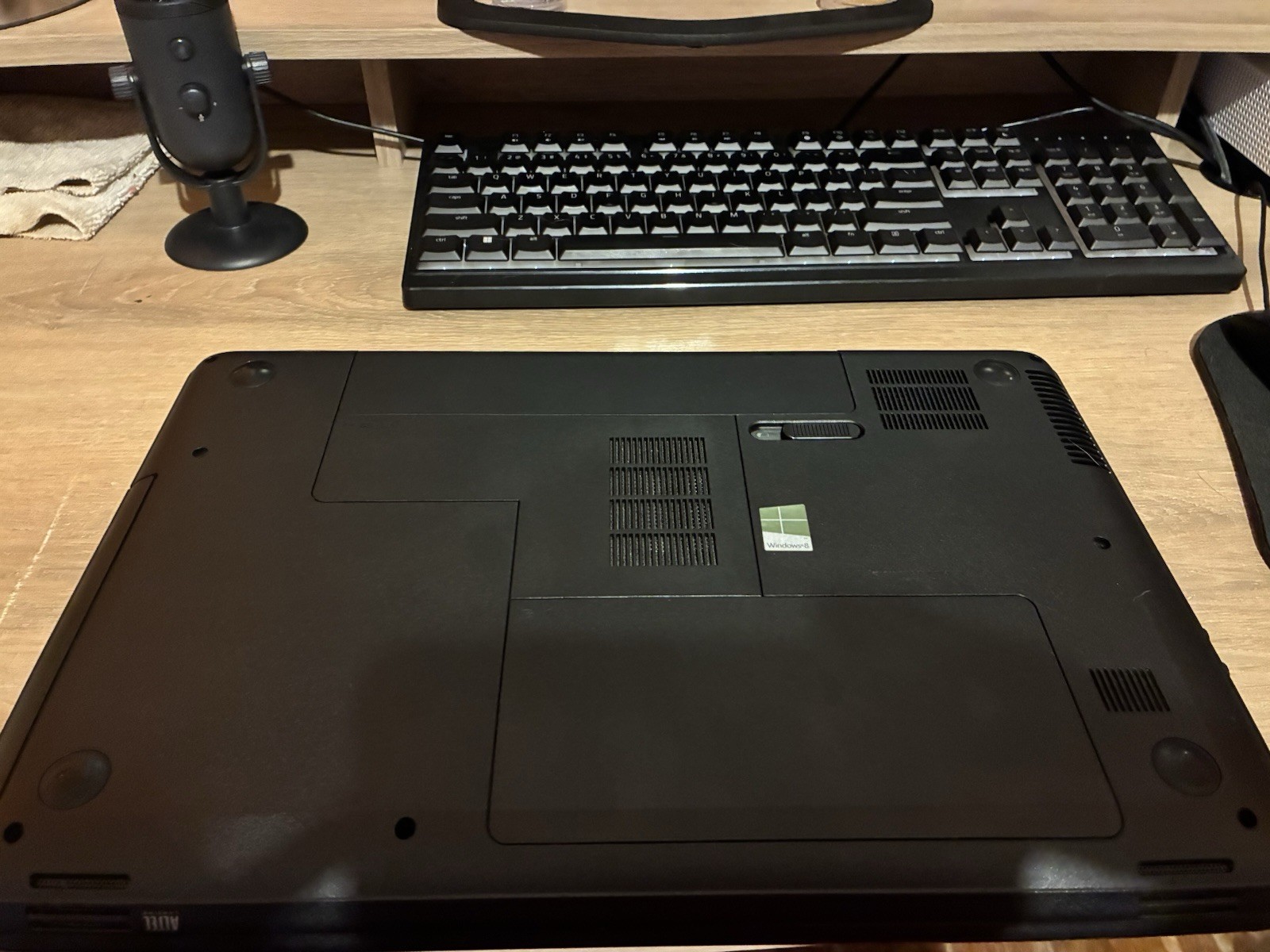 HP 2000 Laptop AMD E-300 8GB RAM No HDD/SSD Battery Bad Charger Included