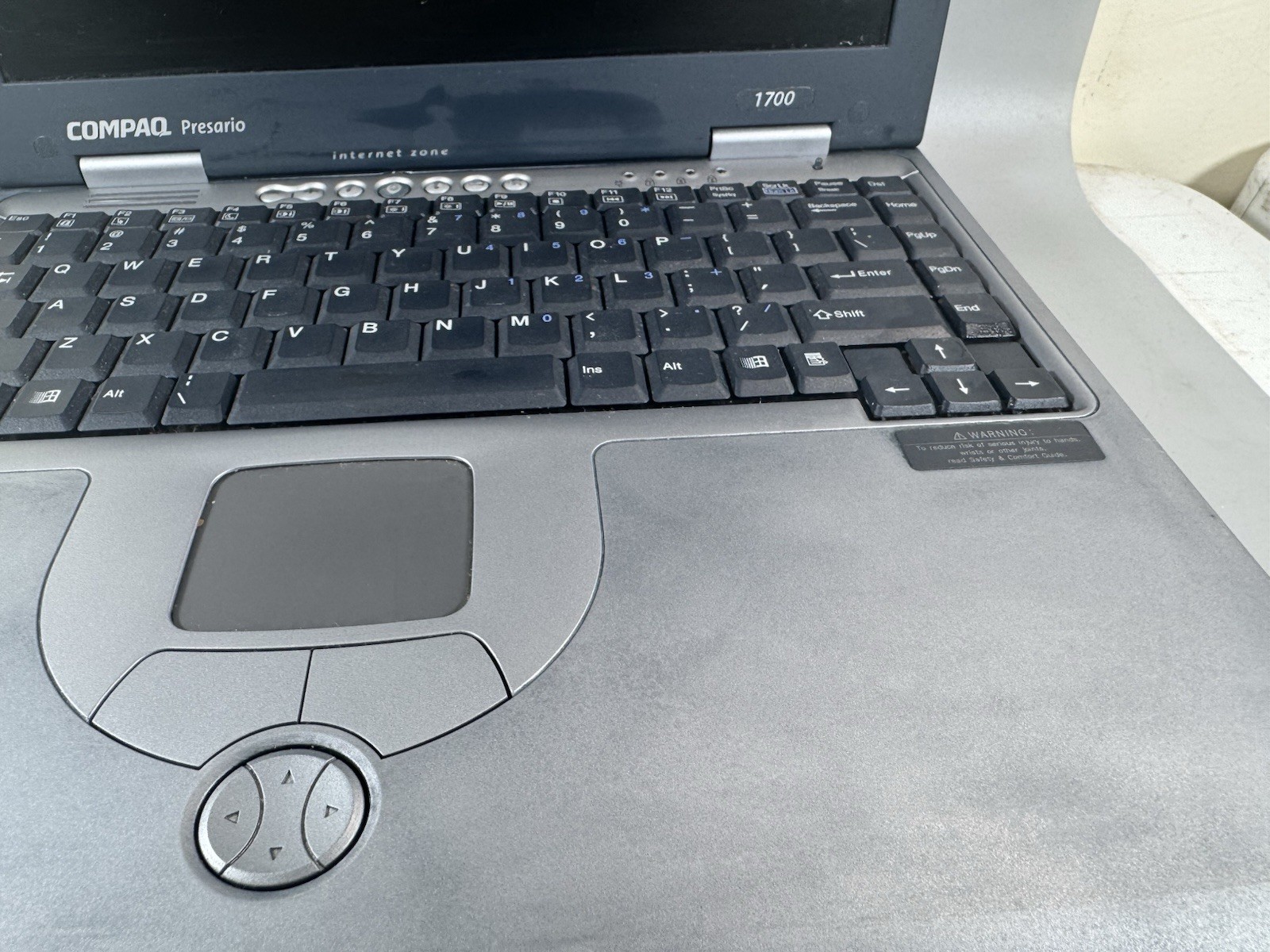 Compaq Presario 1700 Laptop Boots Windows 98 w/ Bag PSU HP CD-RW Dock