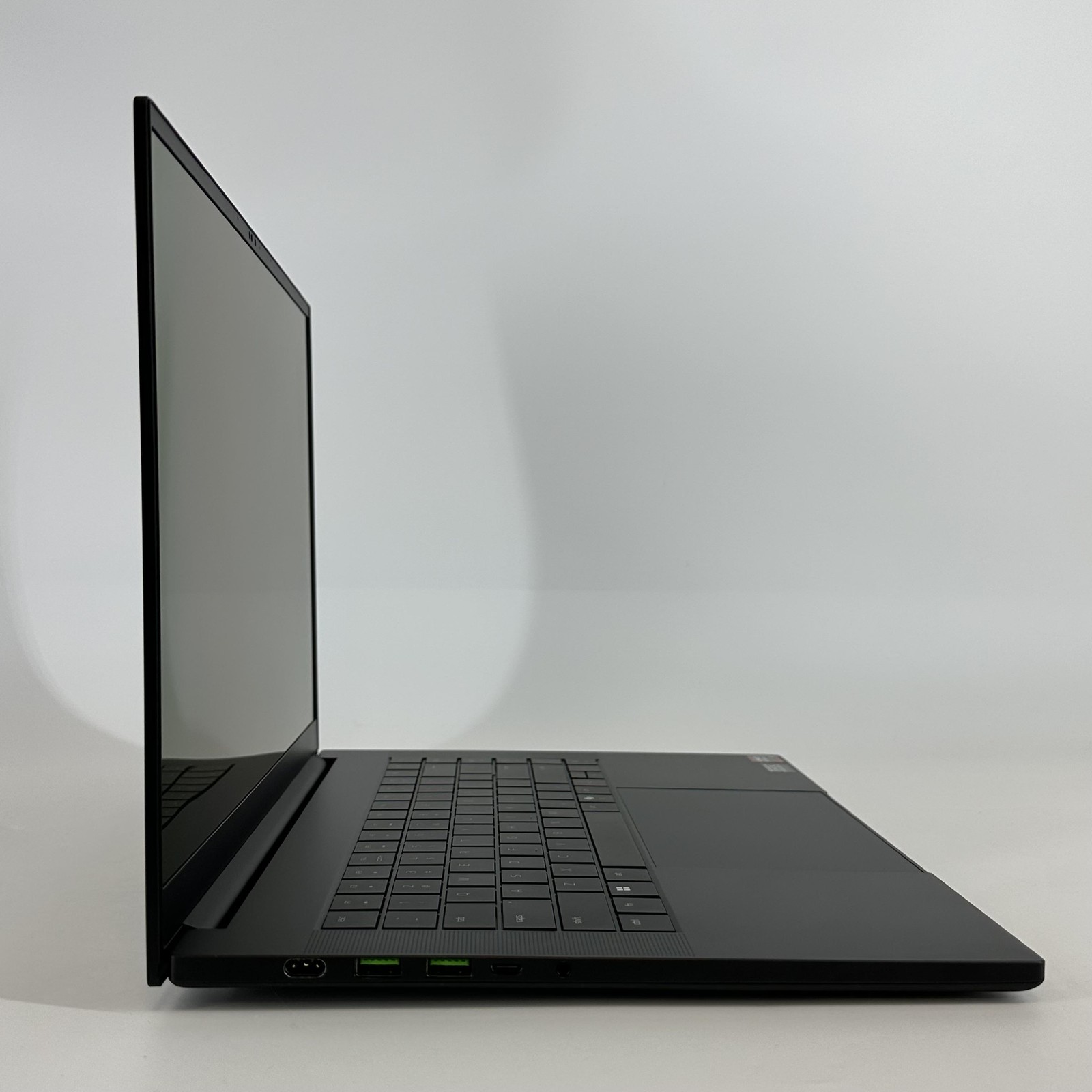 Razer Blade 16 240Hz QHD+ 2025 2.0 GHz Ryzen AI 9 365 16GB 1TB SSD RTX 5060