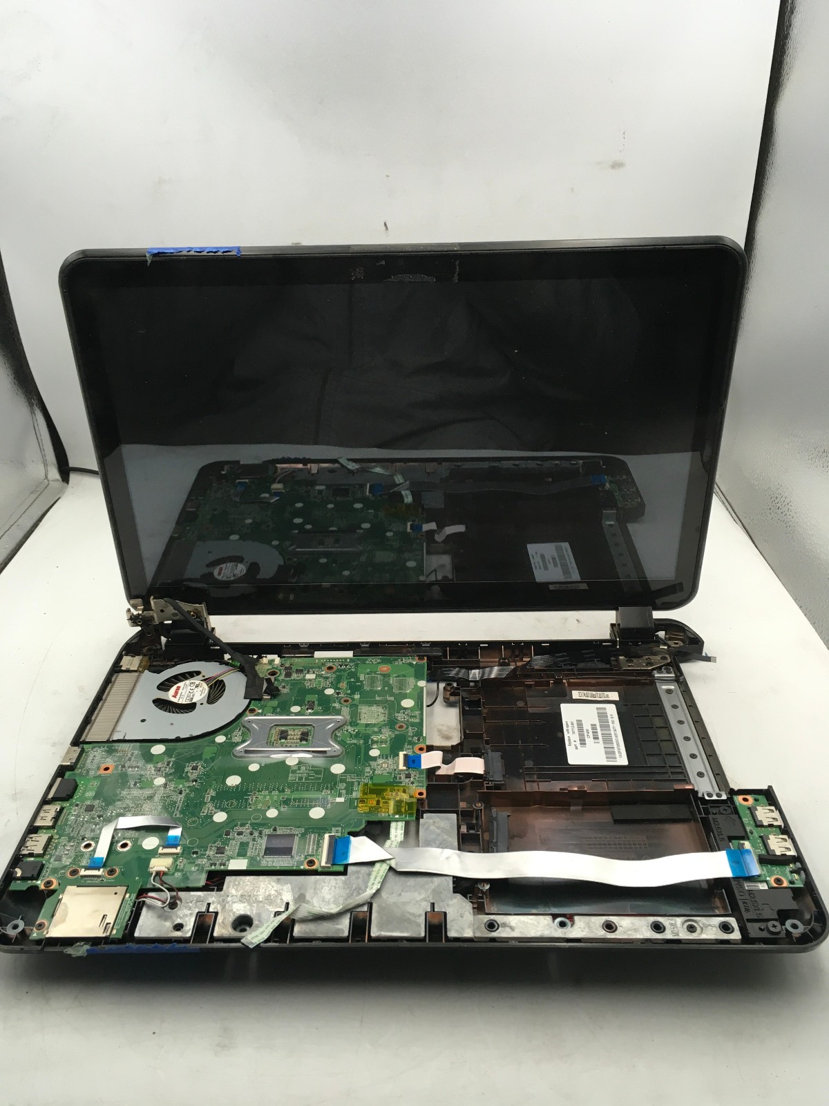 HP 15 D069WM – FOR PARTS/DAMAGED – INTEL i3-3110M – NO RAM – NO BATTERY -READ-BB