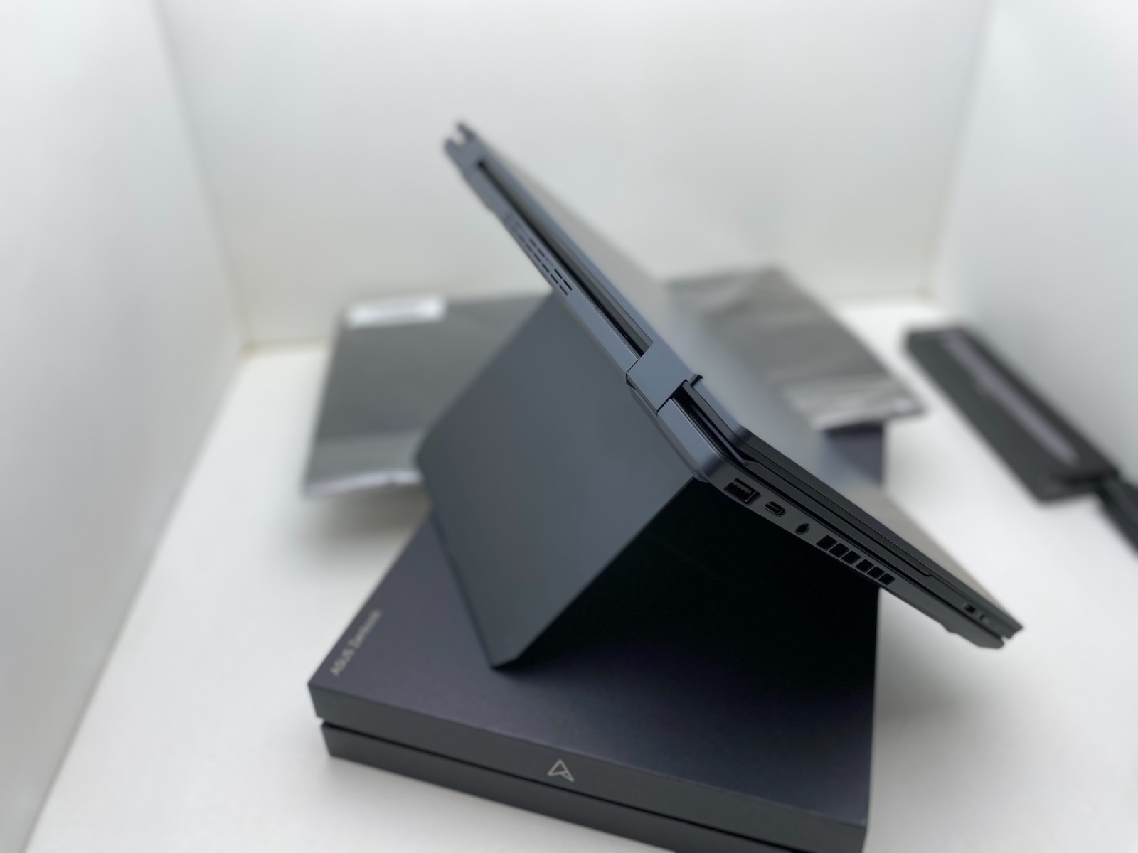 ASUS 14″ Zenbook Duo UX8406CA 32GB/1TB SSD 120Hz Dual Screen Touchscreen + Pen