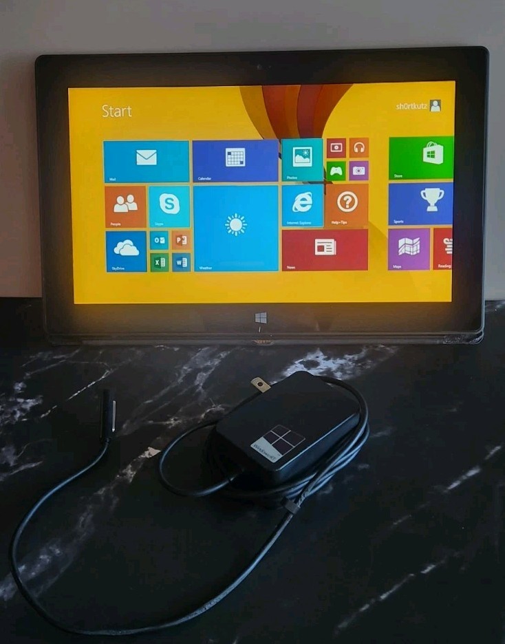 Microsoft Surface 1516 10.6″ Nvidia Tegra3 1.30GHz 2GB 32GB SSD, Quantum Core