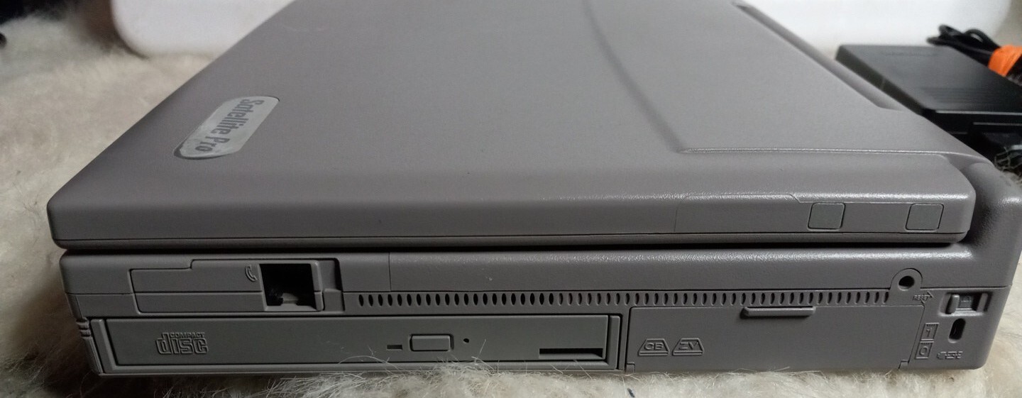 Toshiba Satellite Pro 490CDT Pentium II 4GB windows98+ Battery & Power Adapter