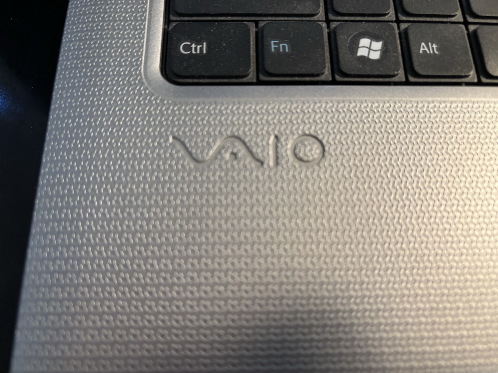 Sony VAIO PCG-7154L 3GB RAM Boots to Ubuntu. No battery.