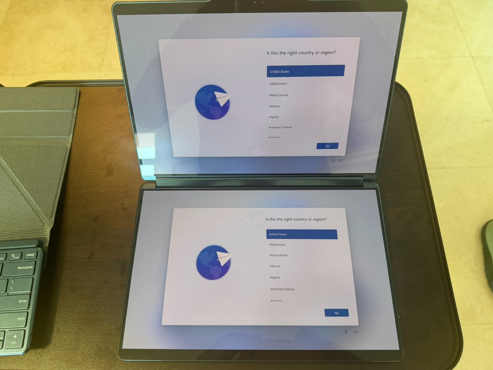Lenovo – Yoga Book 9i 2-in-1 13.3″ 2.8K Dual Screen OLED Touchscreen Laptop