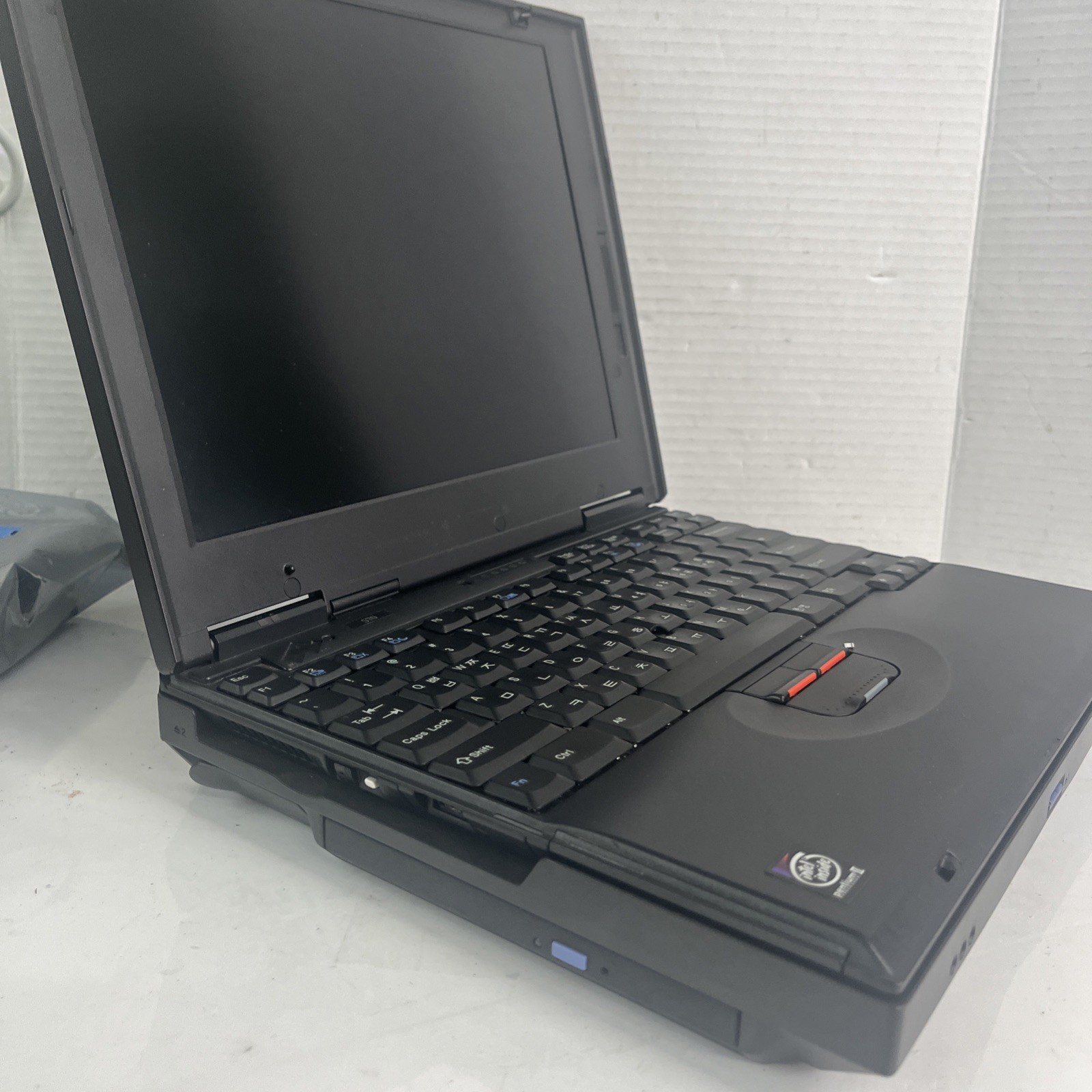 VINTAGE IBM ThinkPad 570 13″ Intel Pentium 2 + DOCKING STATION