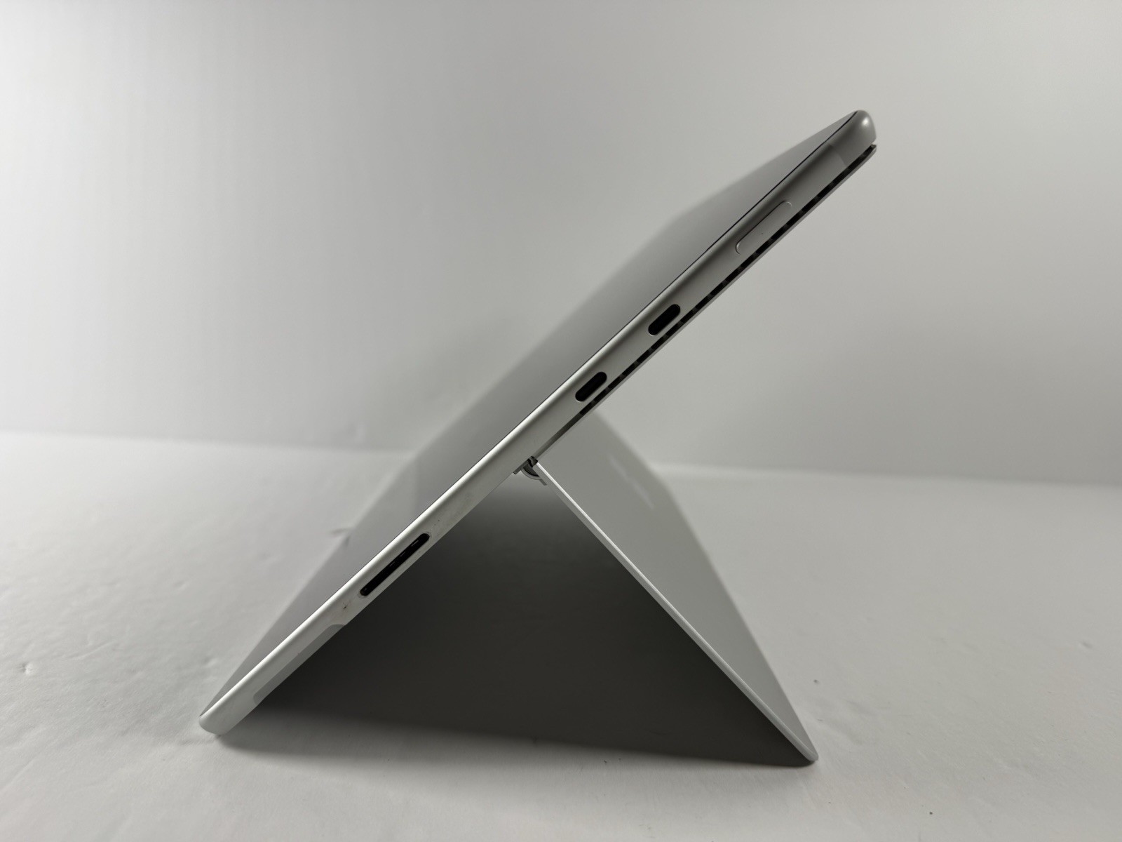 Microsoft Surface Pro 8 (1982) i5-1145G7 – 16GB RAM – 256GB 120Hz – Win 11 Pro