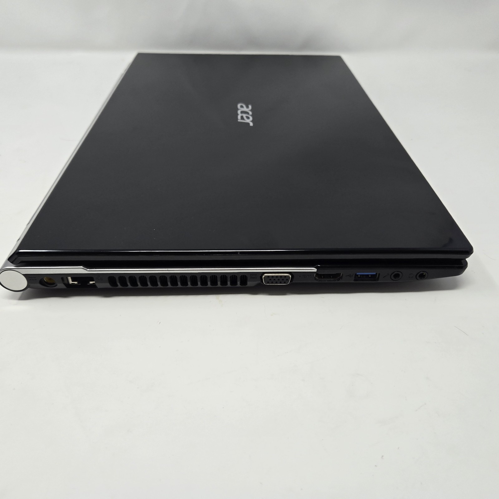 Acer Aspire V3-551-8469 WITH LINUX, AMD A8-4500M, 4 GB MEMORY, 500 GB HDD *READ*