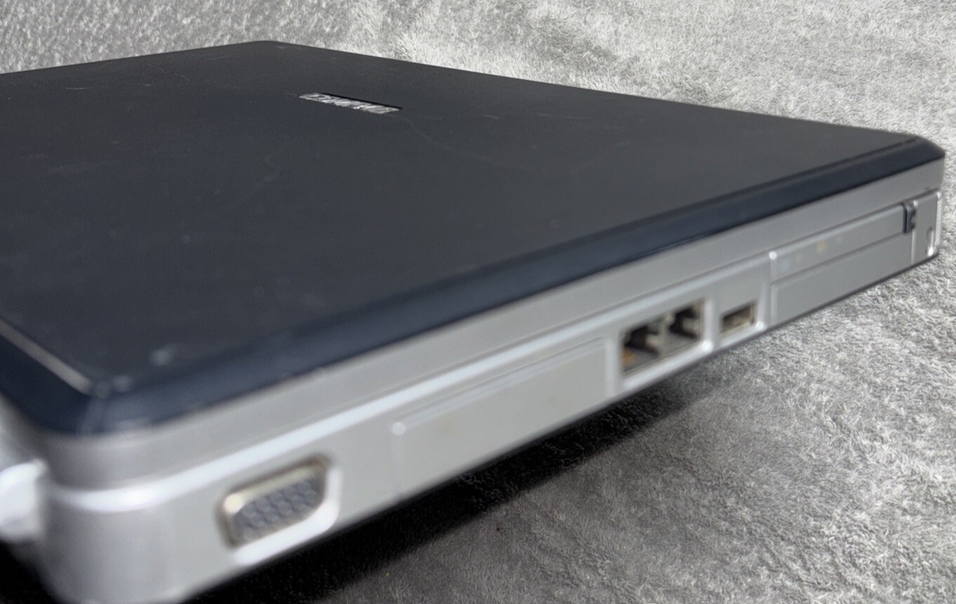VTG Compaq Presario V2000 Laptop Intel Pentium M Tested Windows Xl. No Charger