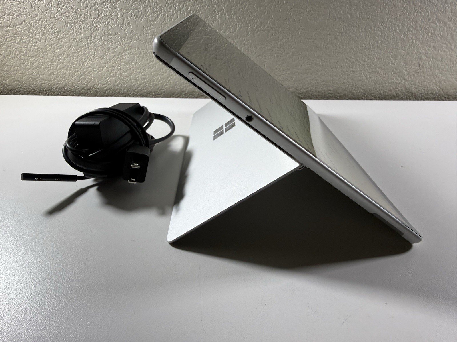 Microsoft Surface Pro 8 (1982) i5-1145G7 – 16GB RAM – 256GB 120Hz – Win 11 Pro