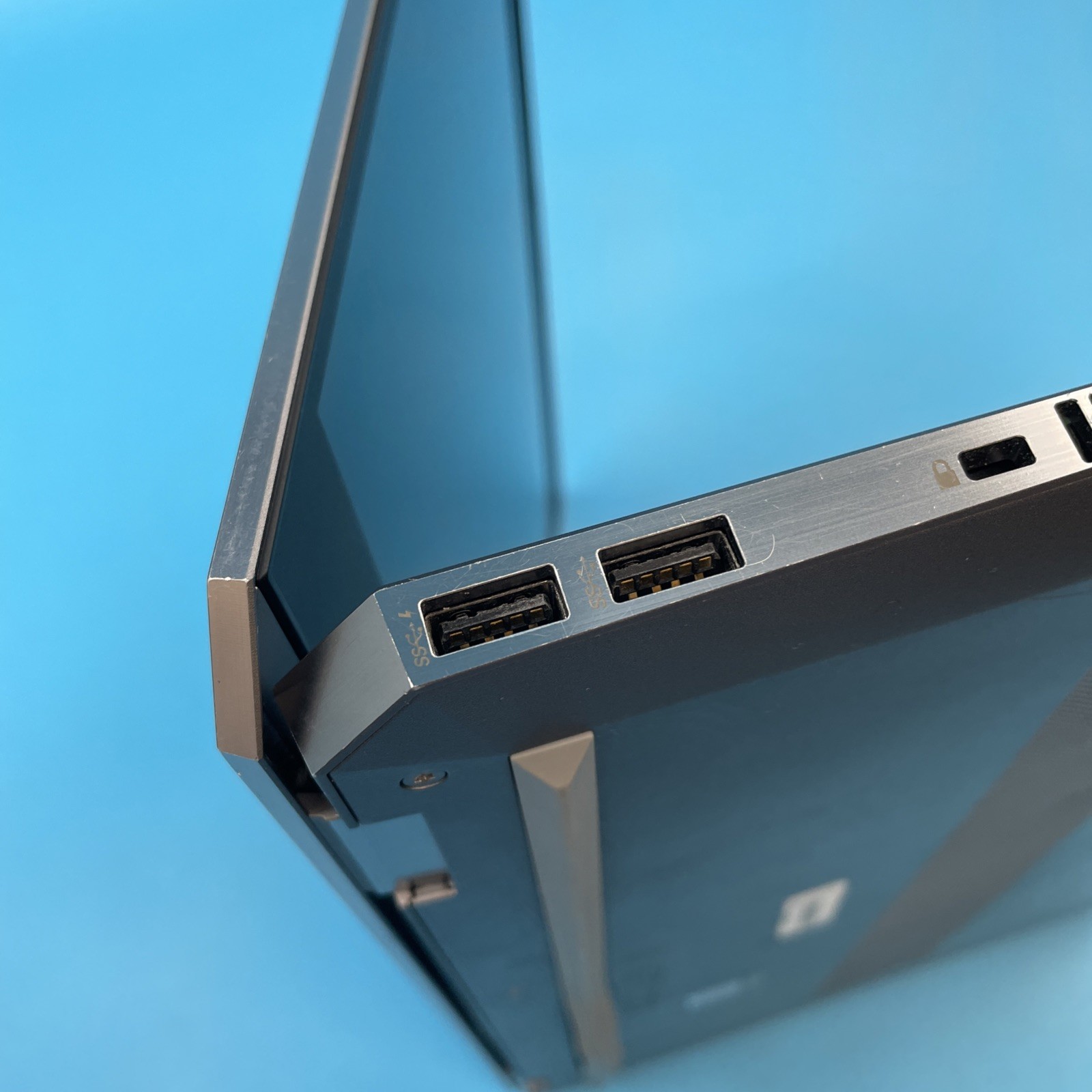 HP ZBook Studio G5 | i7-8850H | 8GB RAM | NO SSD | P1000 | NO OS | 61% BATT