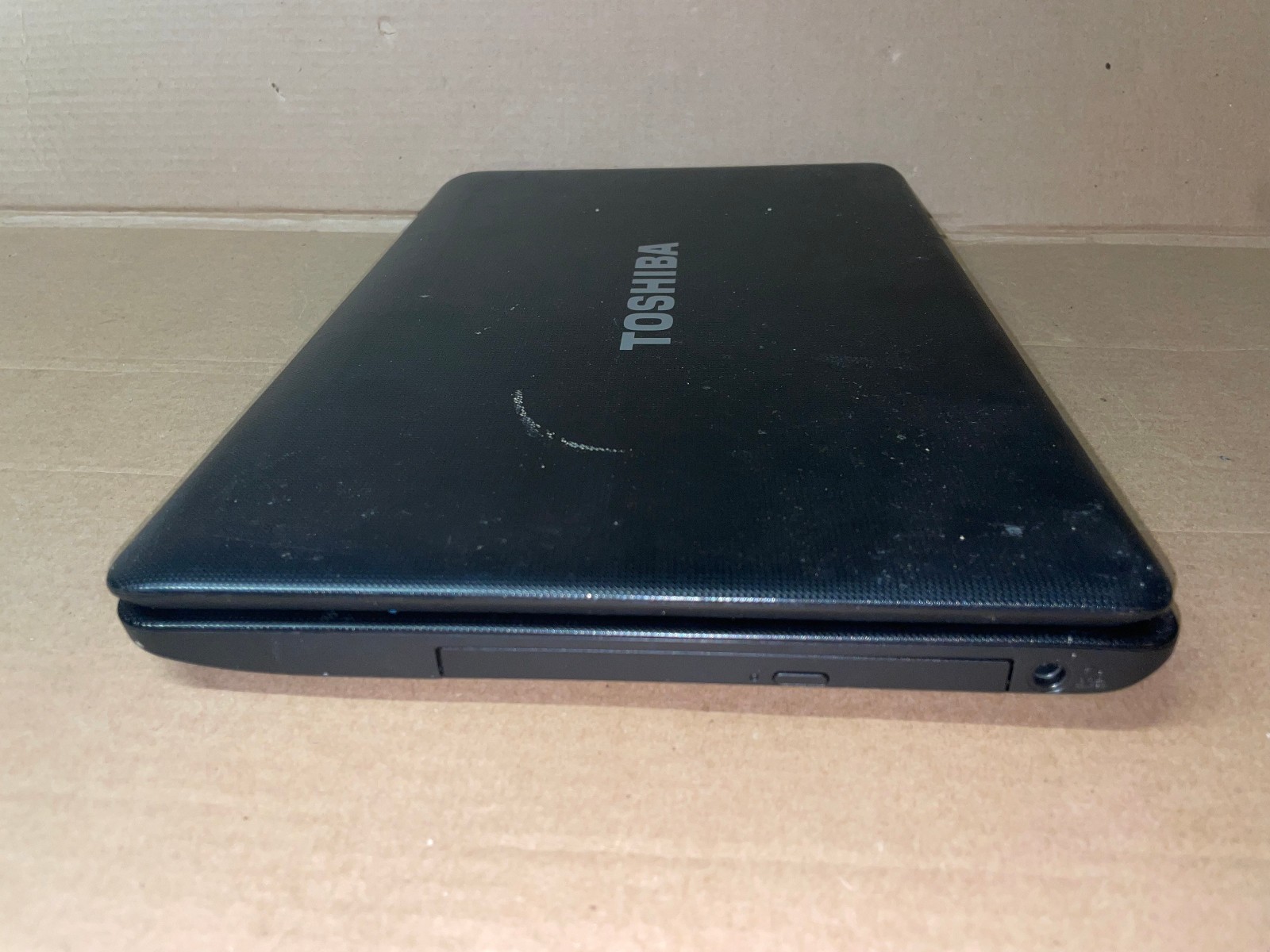 TOSHIBA SATELLITE C655-S5305. Core i3-2330M @ 2.20GHz. 4GB. NO HDD. READ.