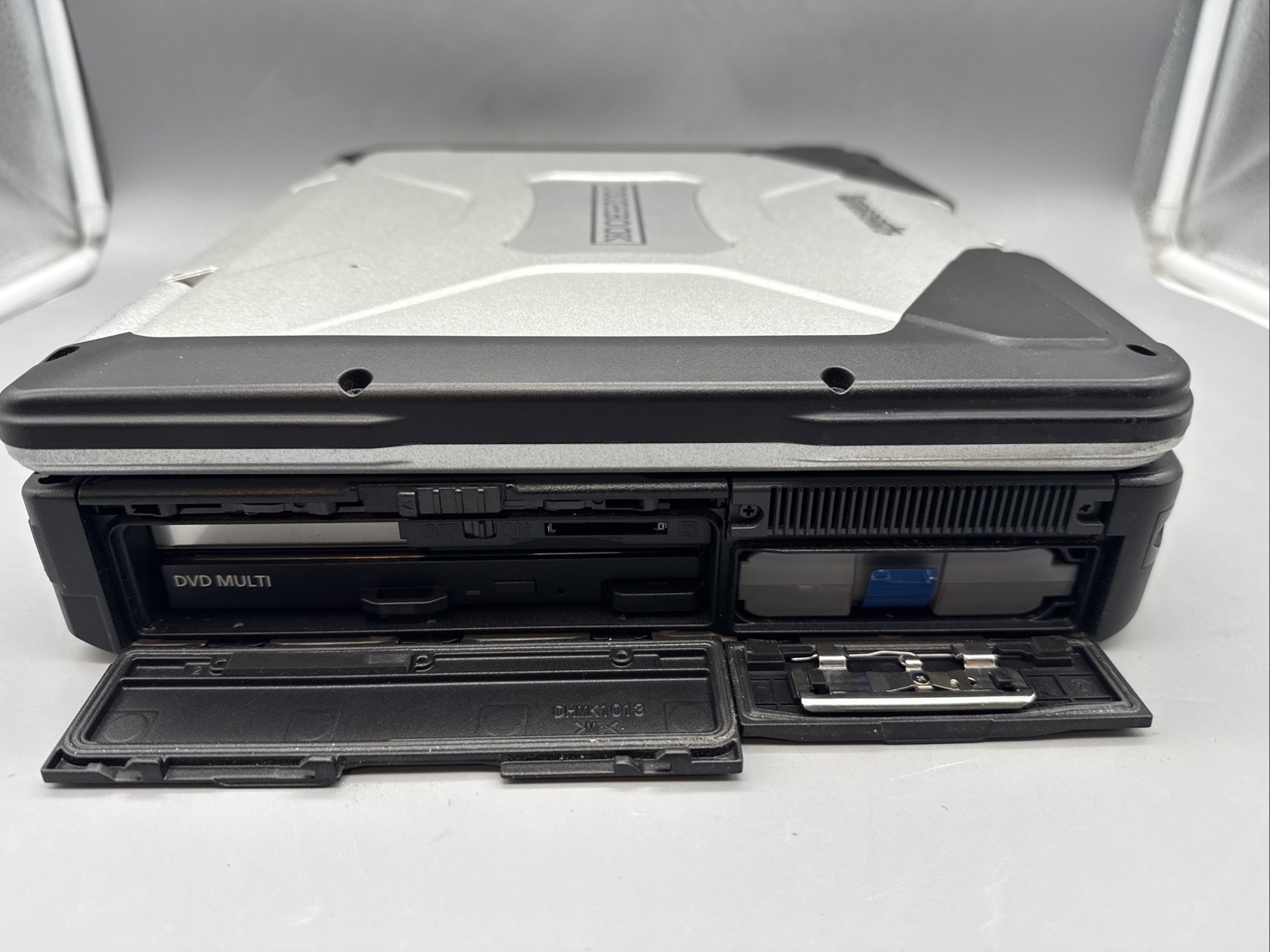 Panasonic Toughbook CF-31 Touchscreen i5-7300U 16GB DDR4 DVDRW No HD/OS/AC