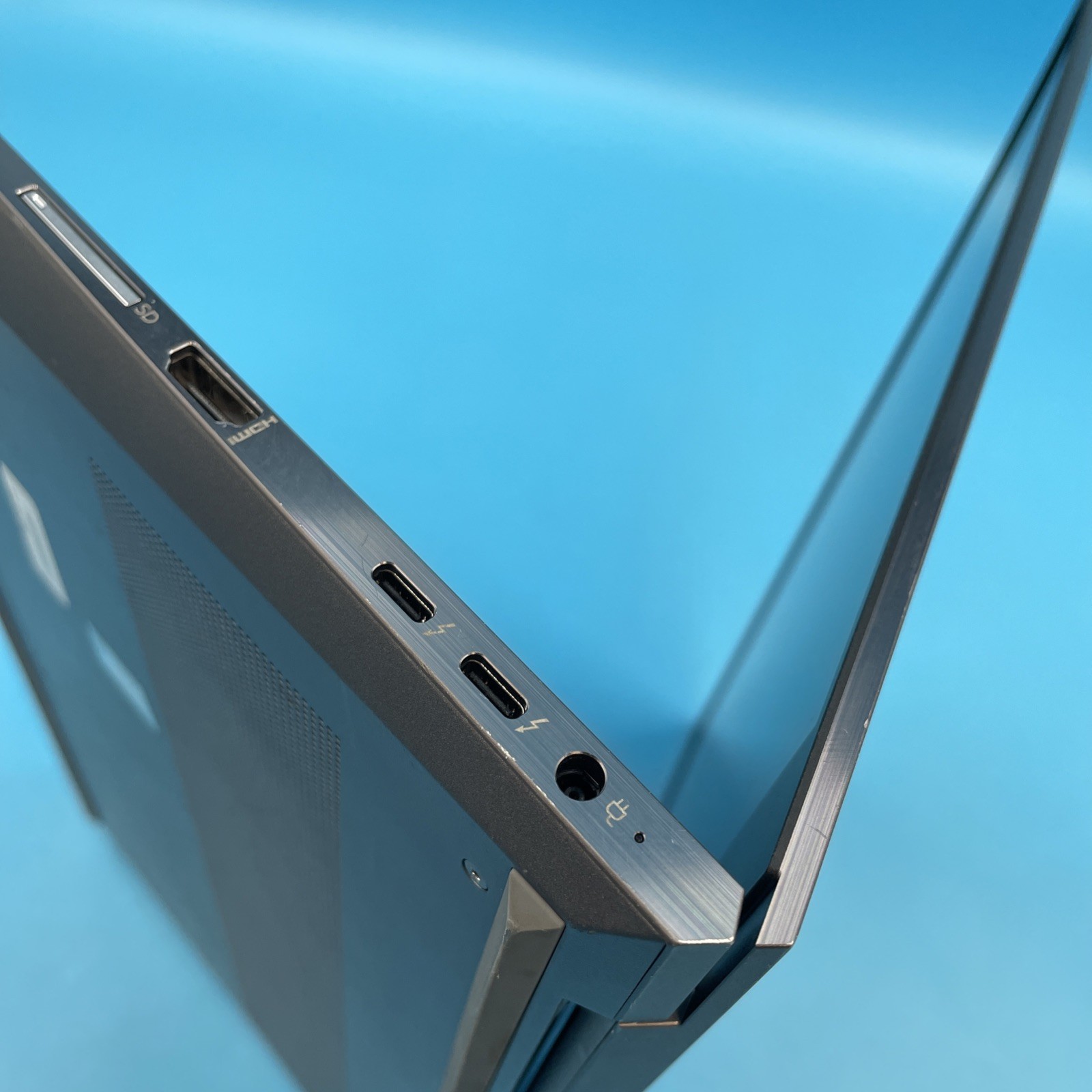 HP ZBook Studio G8 | i7-11850H | 32GB RAM | 256GB SSD | A2000 | WIN 11 PRO | 89%
