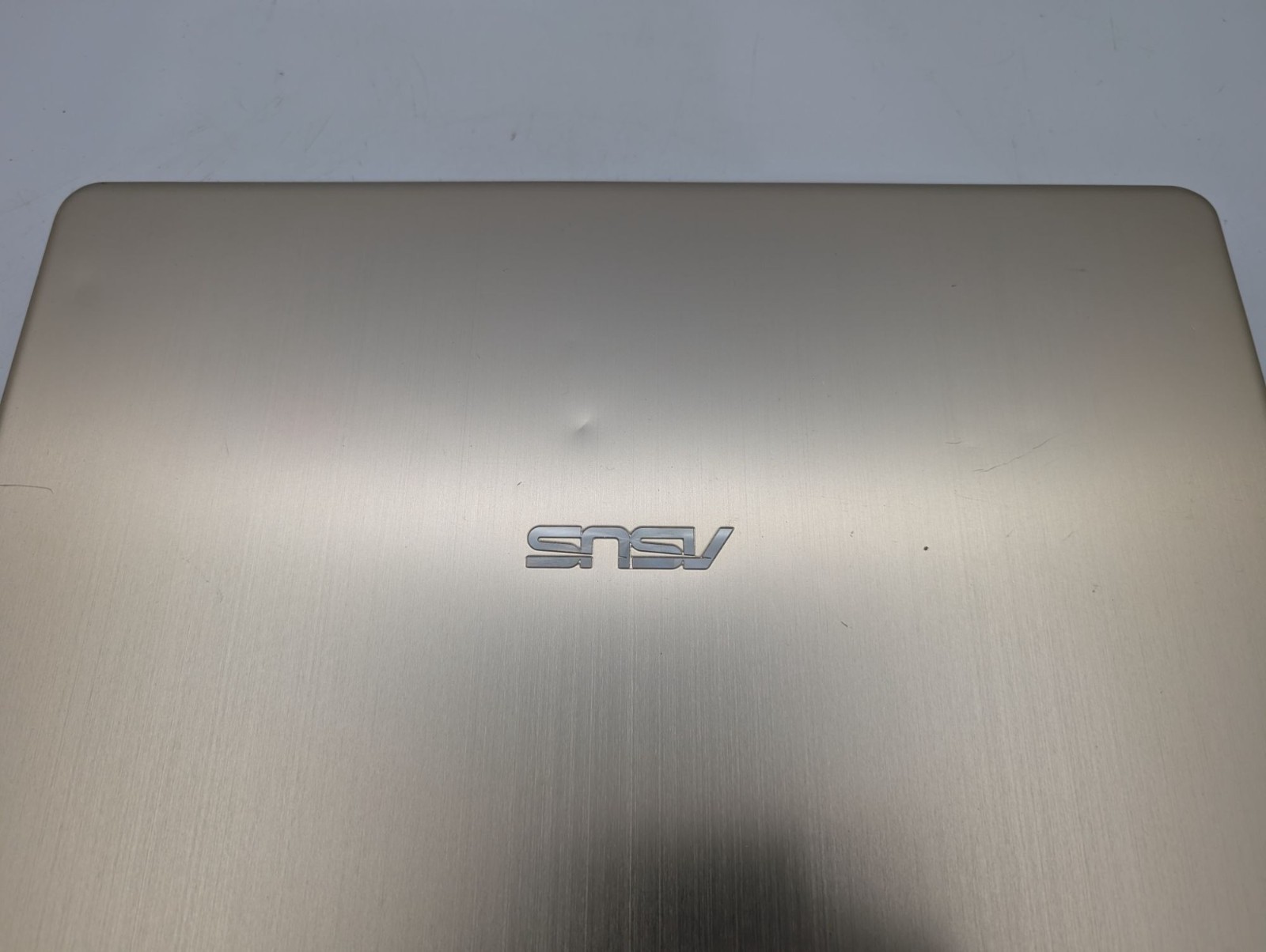 Asus F505ZA-DB31 15.6″ Screen AMD Ryzen 3 2200U 2.50 GHz 4GB RAM Gold Laptop