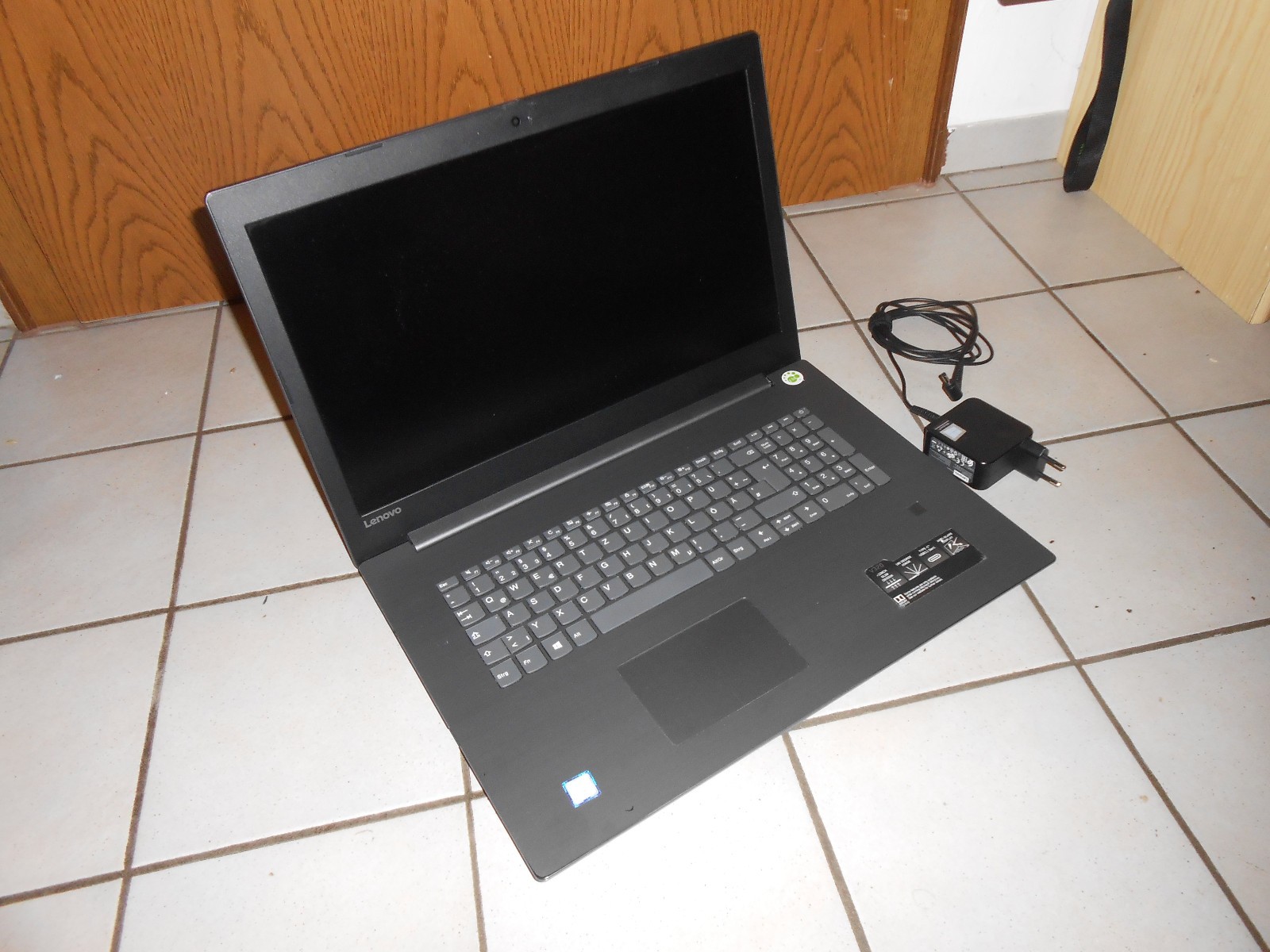 Lenovo V320-17IKP Intel Core i5-8250U 4x 1.6GHz, 8GB, 240GB SSD, Linux Laptop