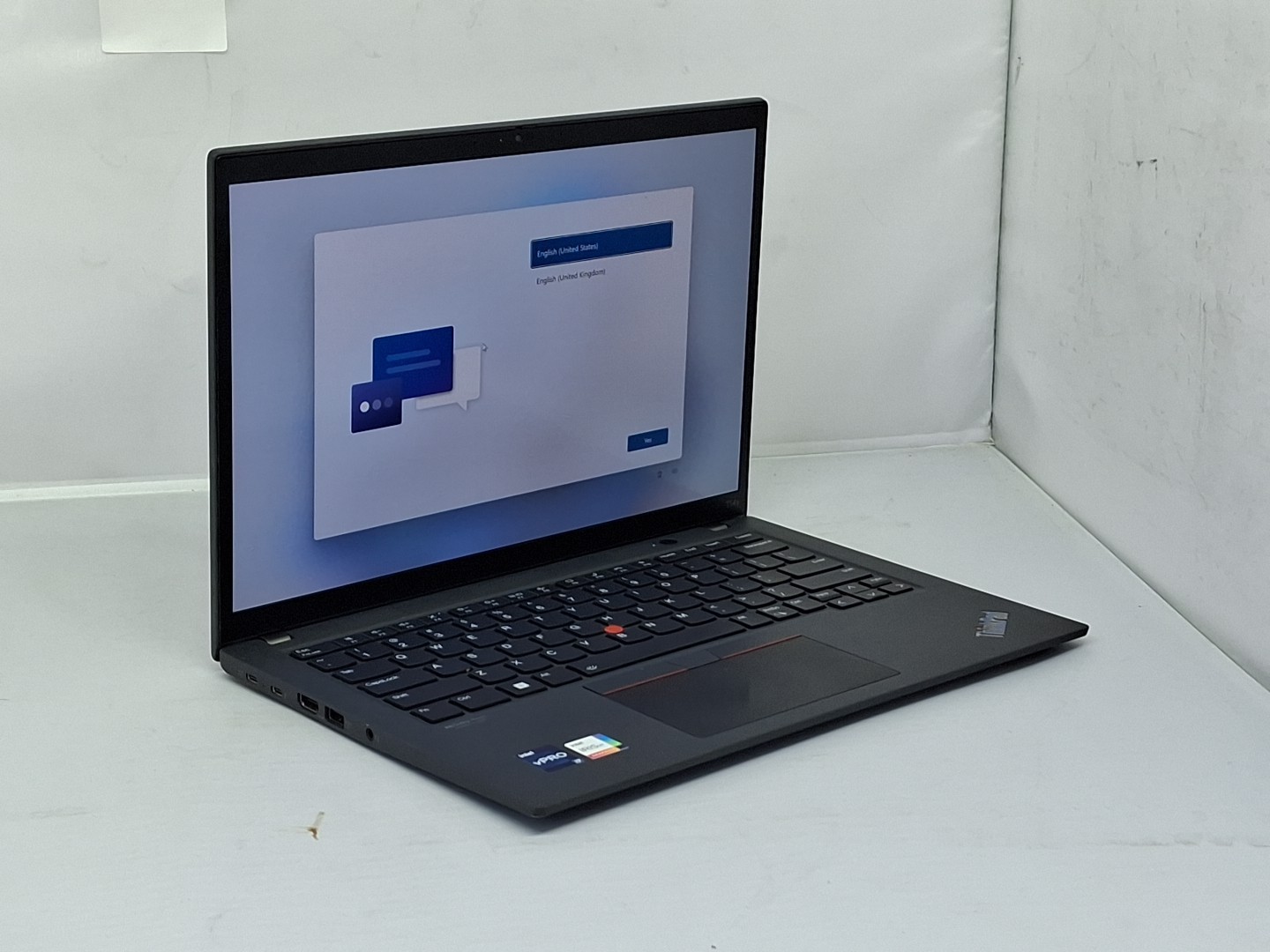 Lenovo ThinkPad T14s Gen 3 – i7-1270P – 16GB, 512GB, Windows 11 – tiny scratch