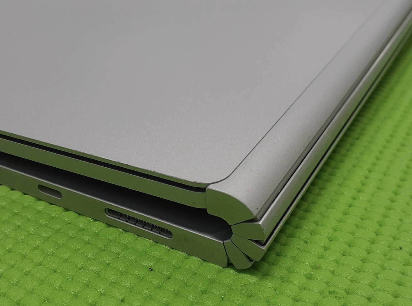 Microsoft Surface Book 3 i5-1035G7 8GB RAM 256GB SSD Win 11 Pro charger includ