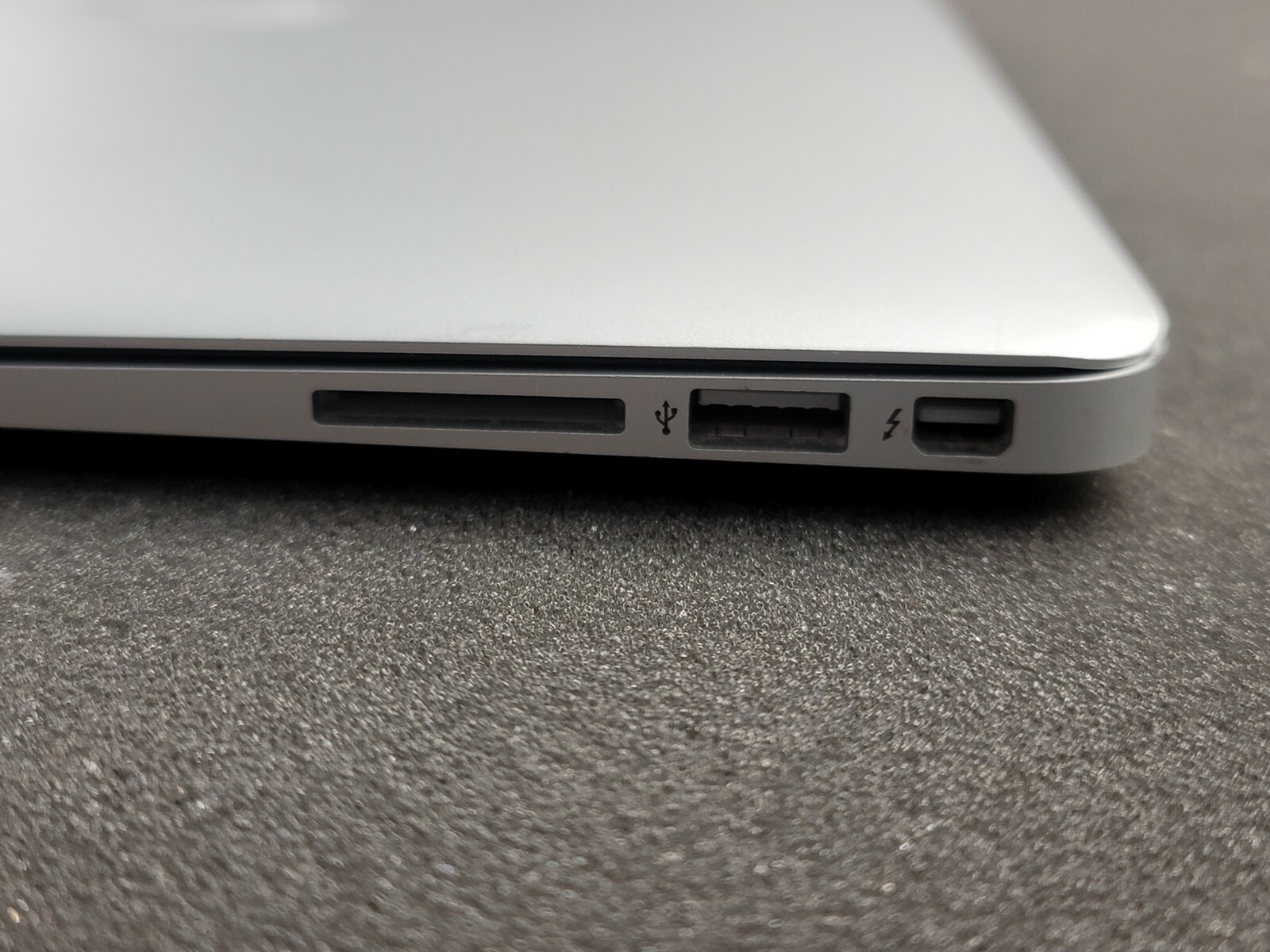 Apple MacBook Air w/ i5 1.8GHz 8Gb Ram 250Gb HDD **Read Description**