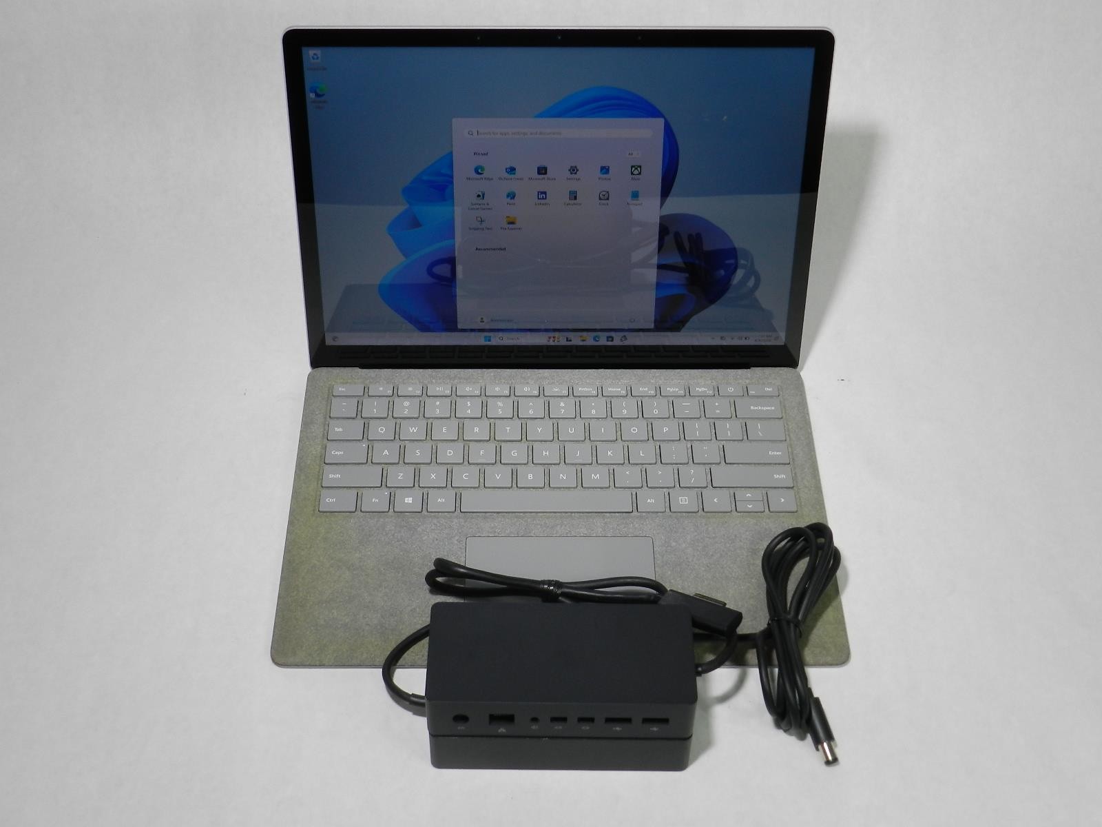 MICROSOFT SURFACE LAPTOP 2 | i5-8250U | 128GB SSD | 8GB | BH: 97% | w/ Dock 1