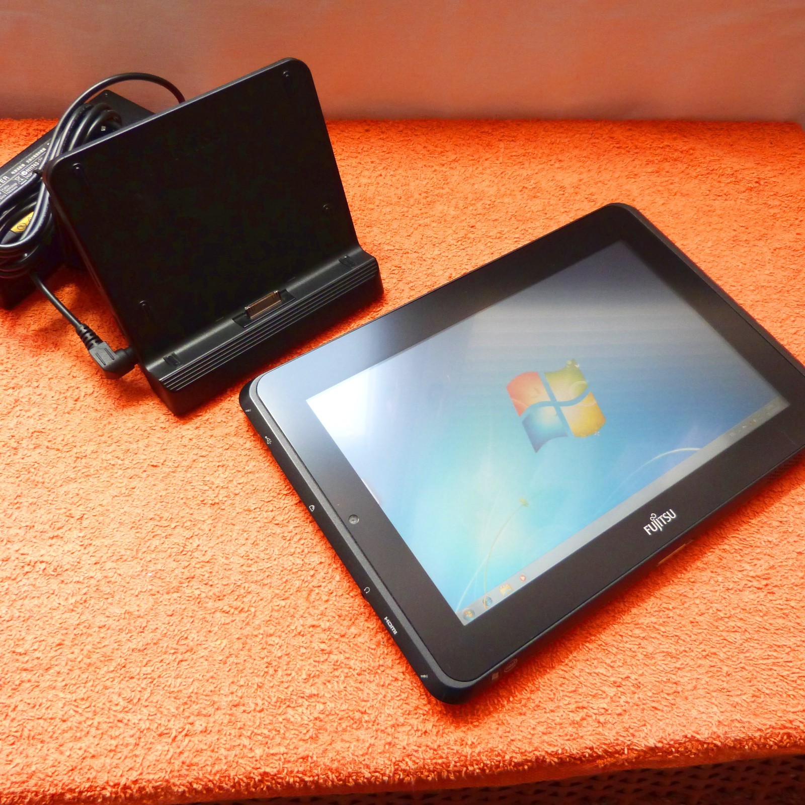 Fujitsu Q550 Convertible Tablet PC 10″ TOUCHSCREEN l EXTRAS l Windows 7 PRO