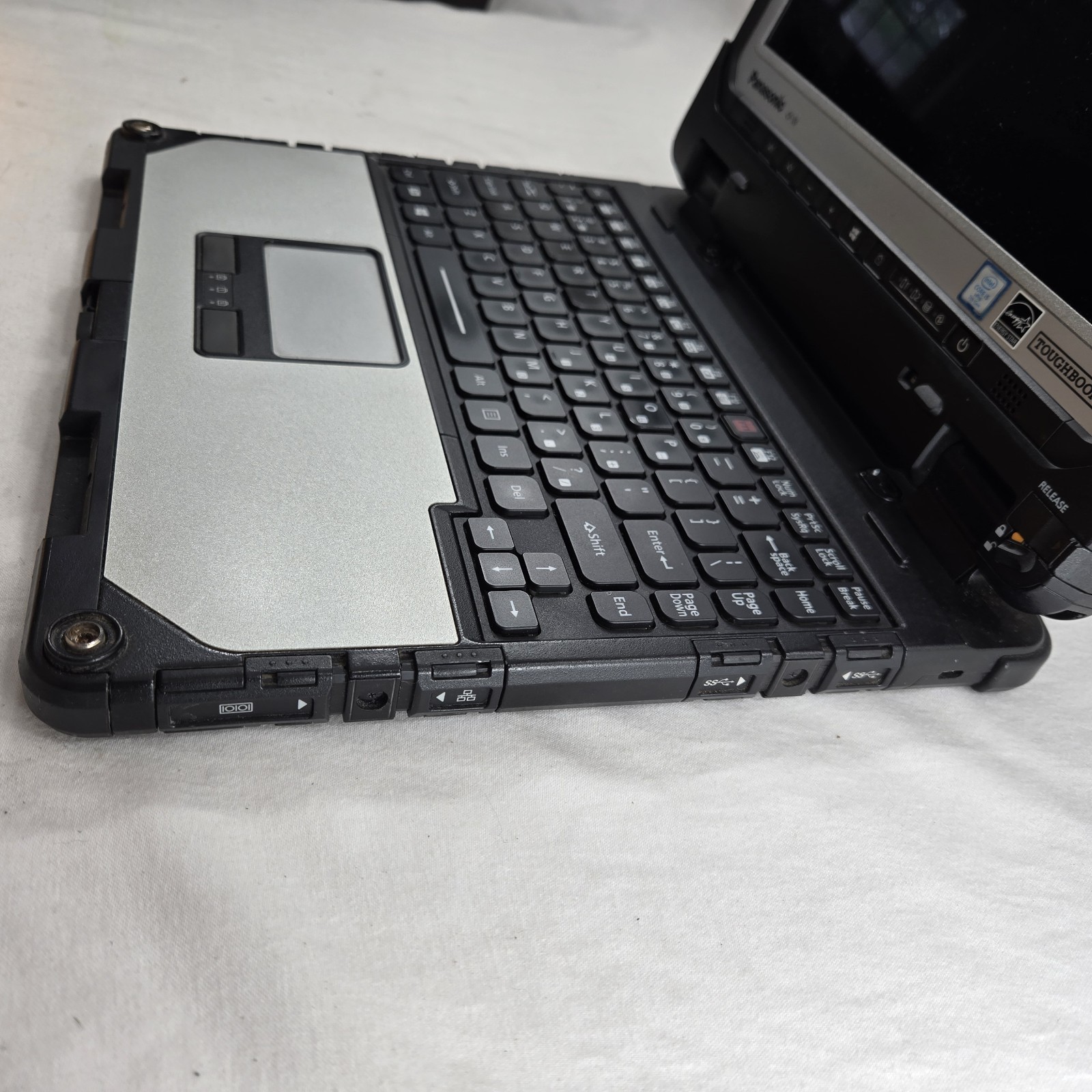 Panasonic Toughbook CF-33 i5-7300U 2.6GHz 256GB SSD 8GB Ram 4G – GPS — Grade B-
