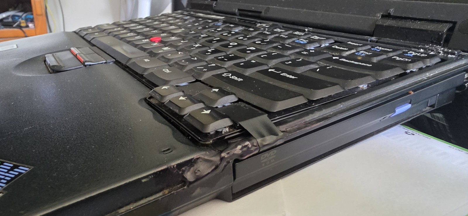 Vintage Retro IBM Thinkpad T20 Laptop Windows 2000 Serial CD Read Description