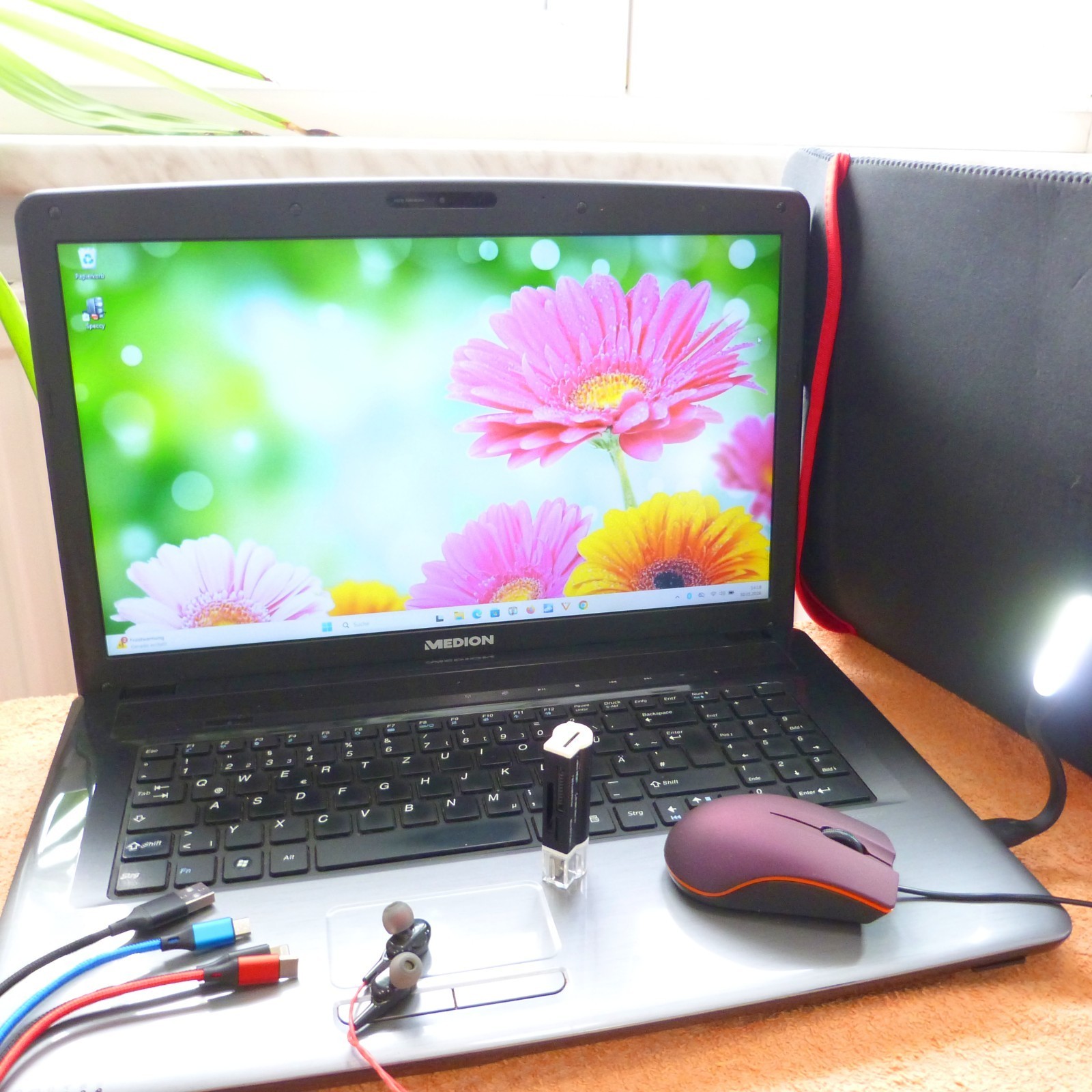 Medion E7222 17 inch HDP DOLBY CINEMA l Windows 11 3x HDD SSD l 12GB RAM…