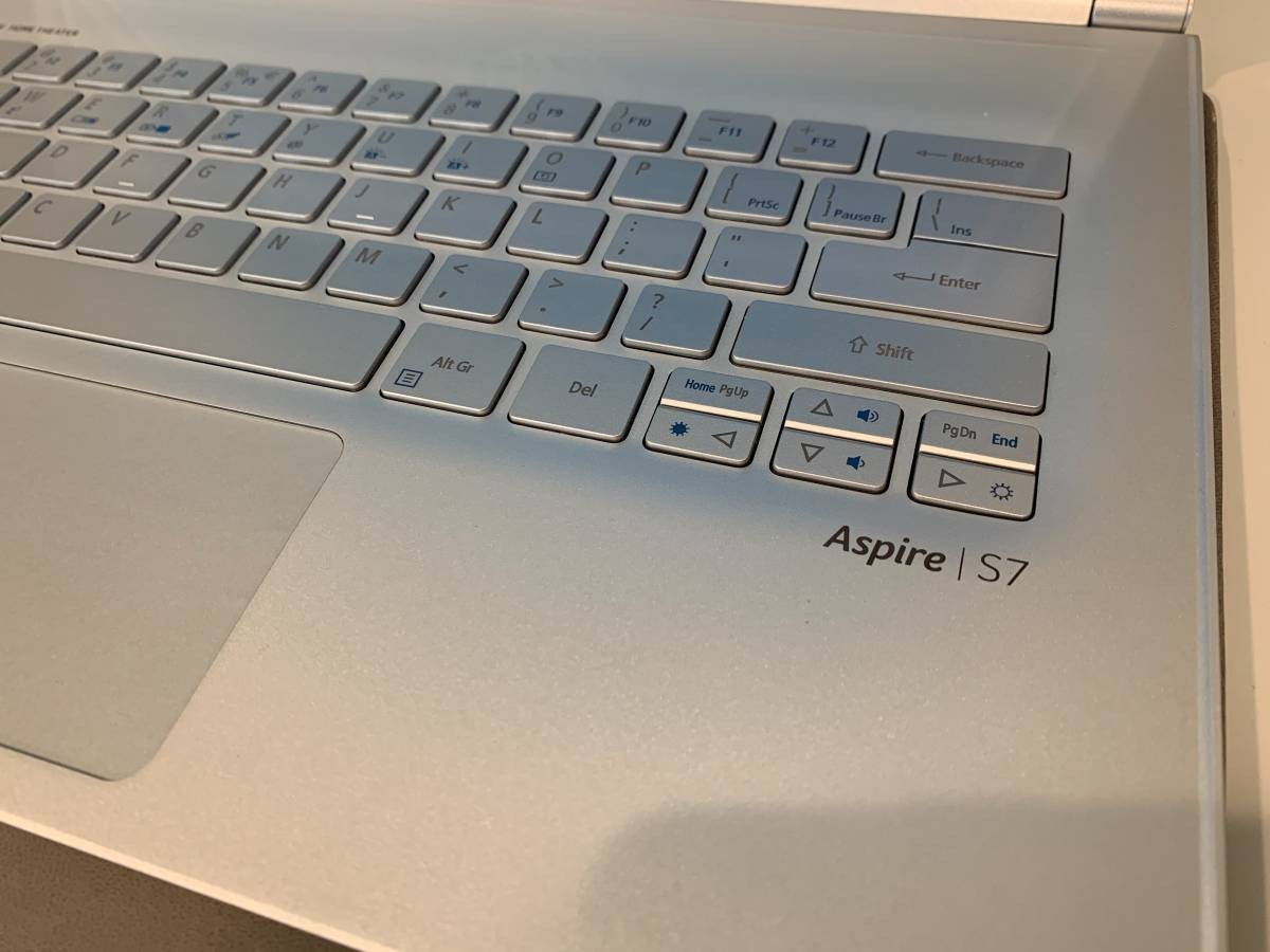 Acer Aspire S7 Ultrabook Laptop with Sleeve *