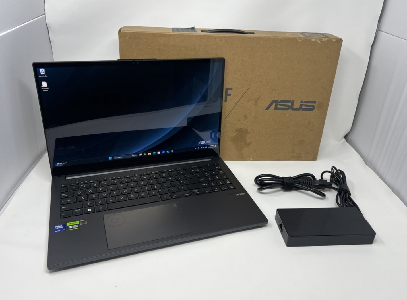 ASUS Vivobook Pro 15 Q543M Ultra 9 185H 24GB 2TB RTX 3050 OLED Dents