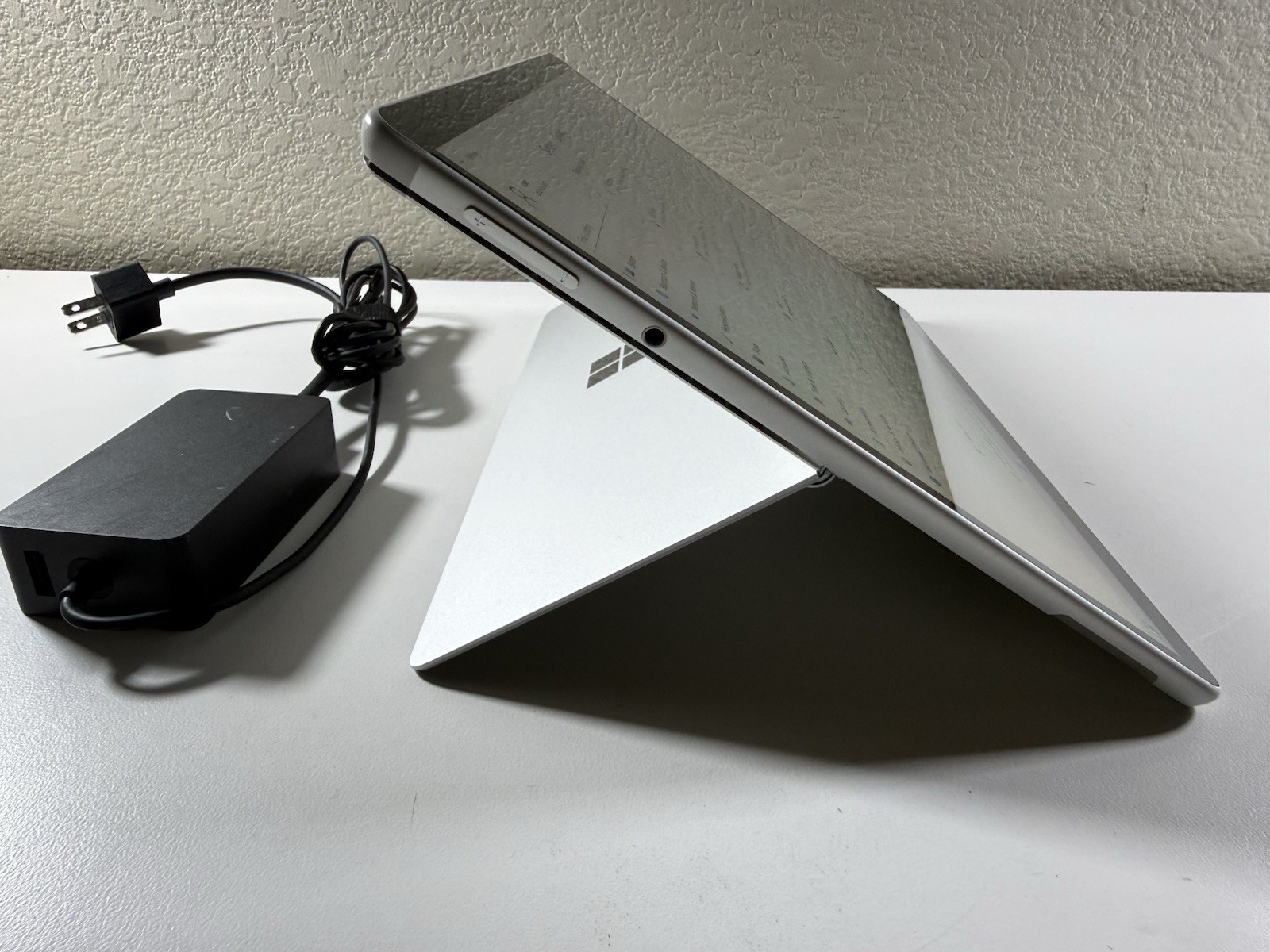 Microsoft Surface Pro 8 (1982) i5-1145G7 – 16GB RAM – 256GB 120Hz – Win 11 Pro