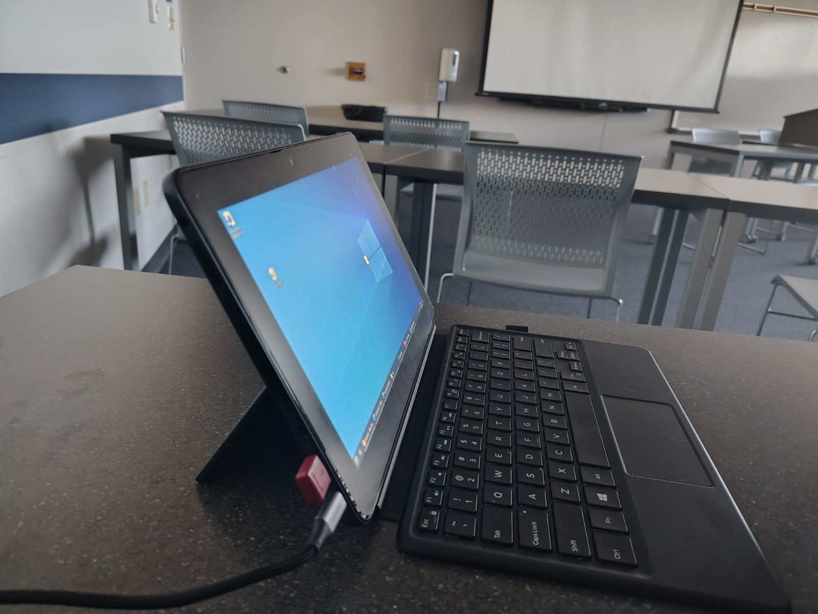 Dell Latitude 5175 10.8″ Touch Tablet Laptop 1.1GHz 8GB 256GB SSD Windows 11 Pro