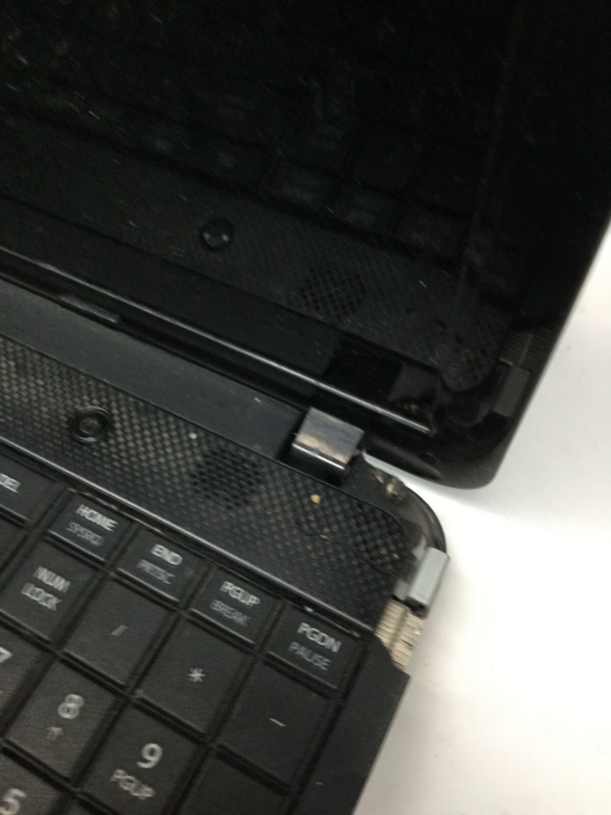 Toshiba Satellite C855D-S5116 15″ Laptop AMD A6-4400M-BROKEN HINGE -MZ