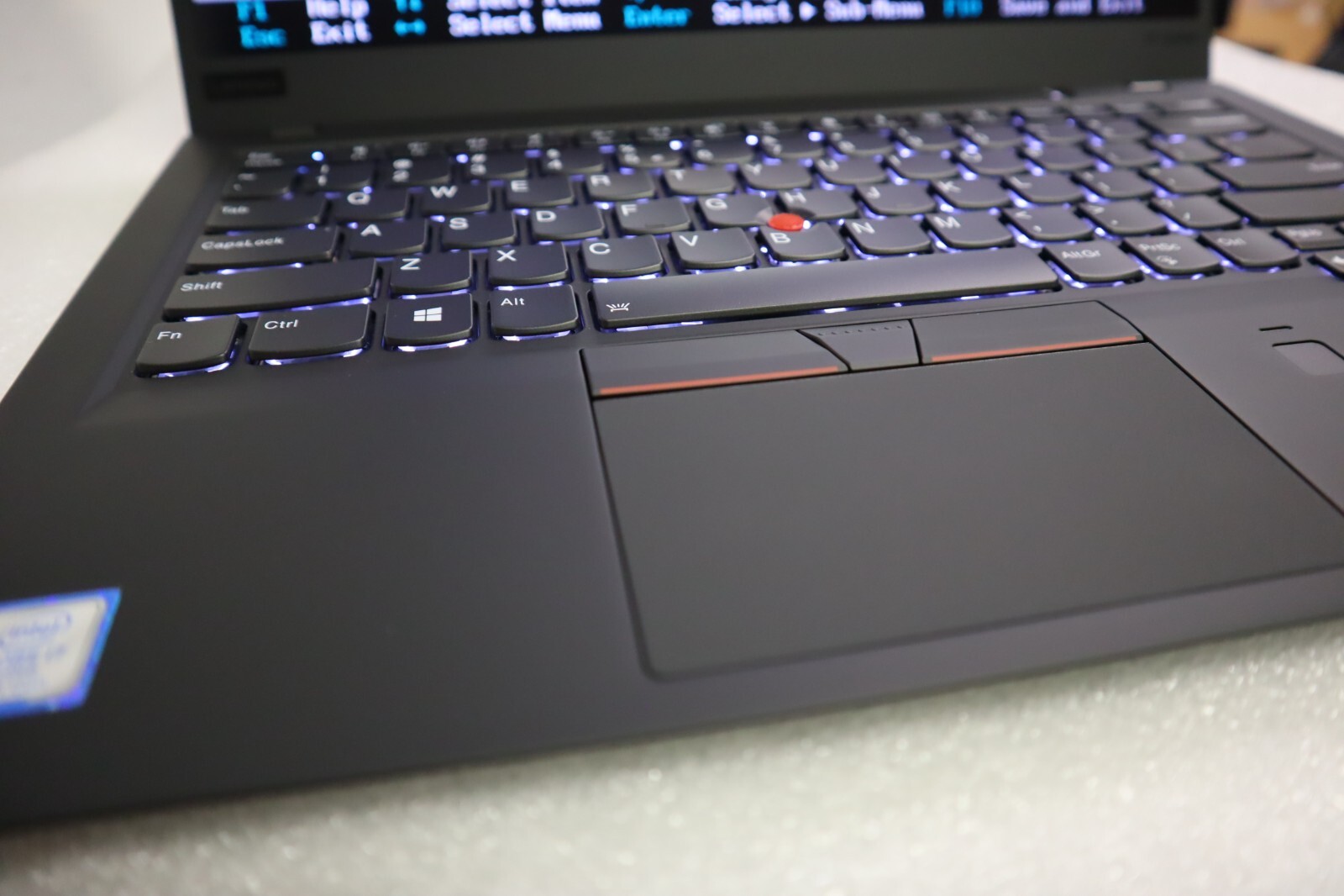 US English, 4TB SSD, Lenovo Thinkpad X1 Carbon G6 i7-8650U 14″ WQHD-HDR 16GB LTE