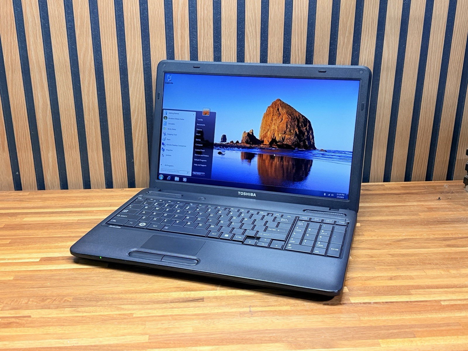 Toshiba Satellite C655D-S5401 AMD V120 2GB 250GB Windows 7 Ultimate Laptop Works